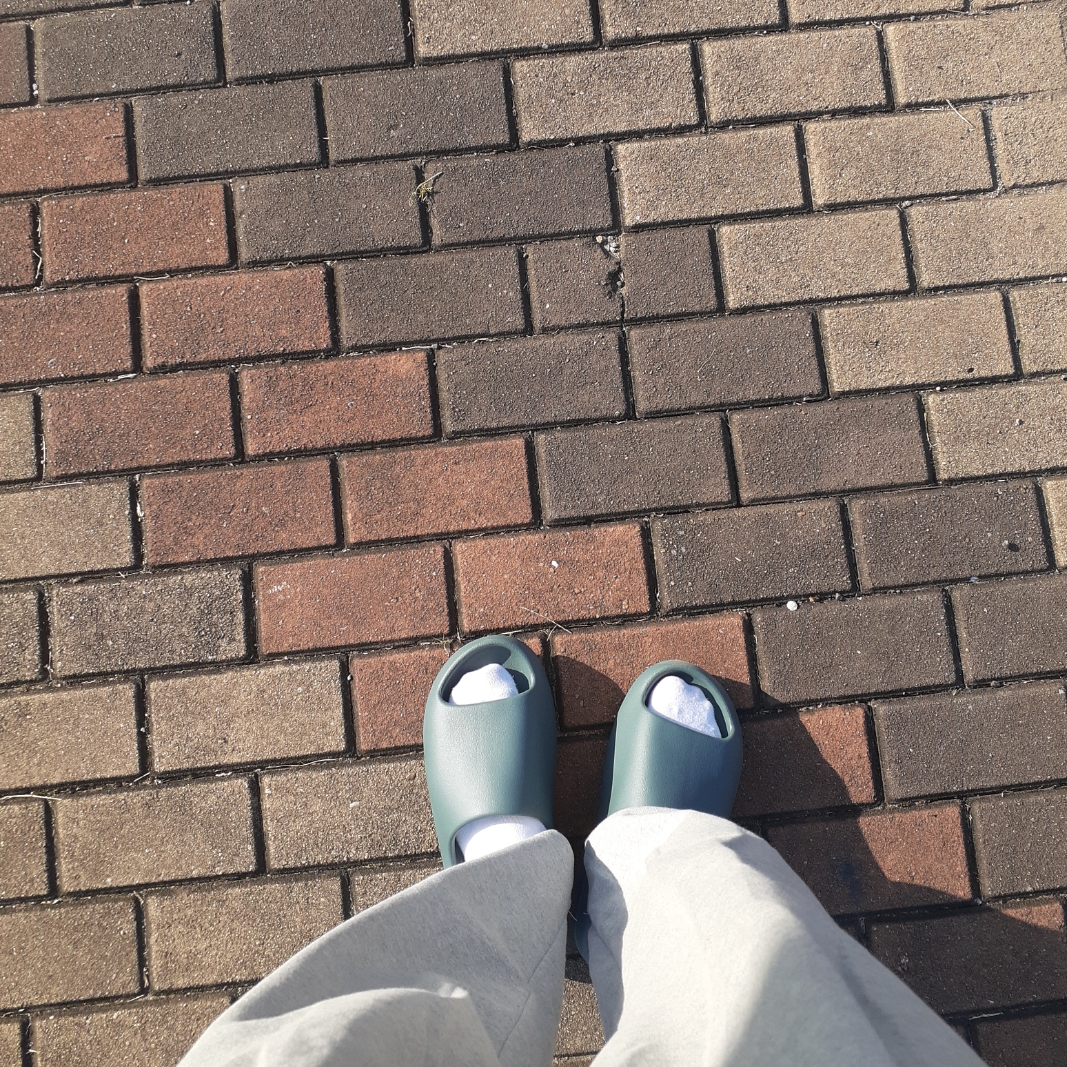Adidas Yeezy Slide Slate Marine 착용 스타일 - 1