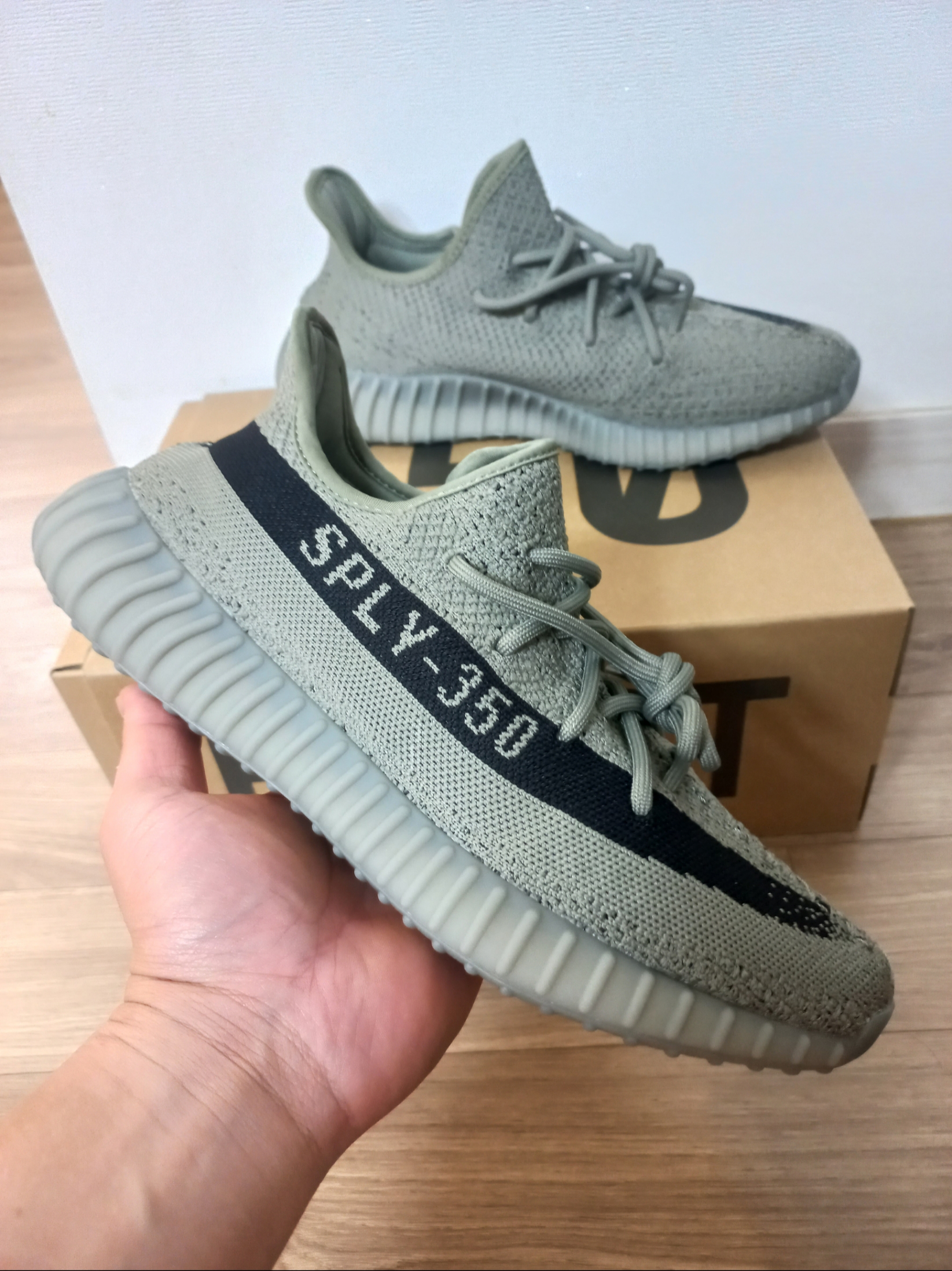 Adidas Yeezy Boost 350 V2 Granite Core Black 착용 스타일 - 1