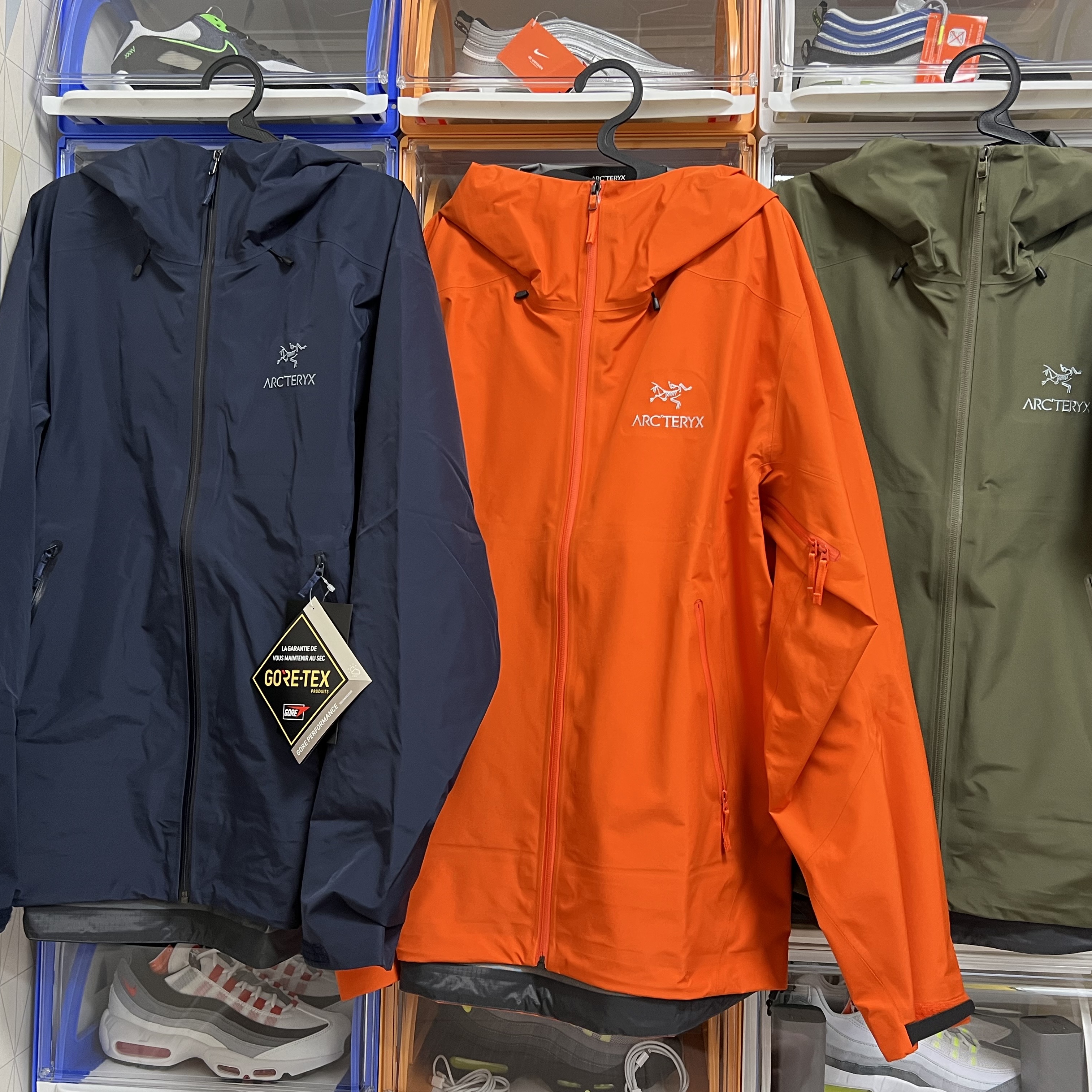 Arc'teryx Beta Jacket Black Sapphire, Arc'teryx Beta Jacket Phenom 착용 스타일