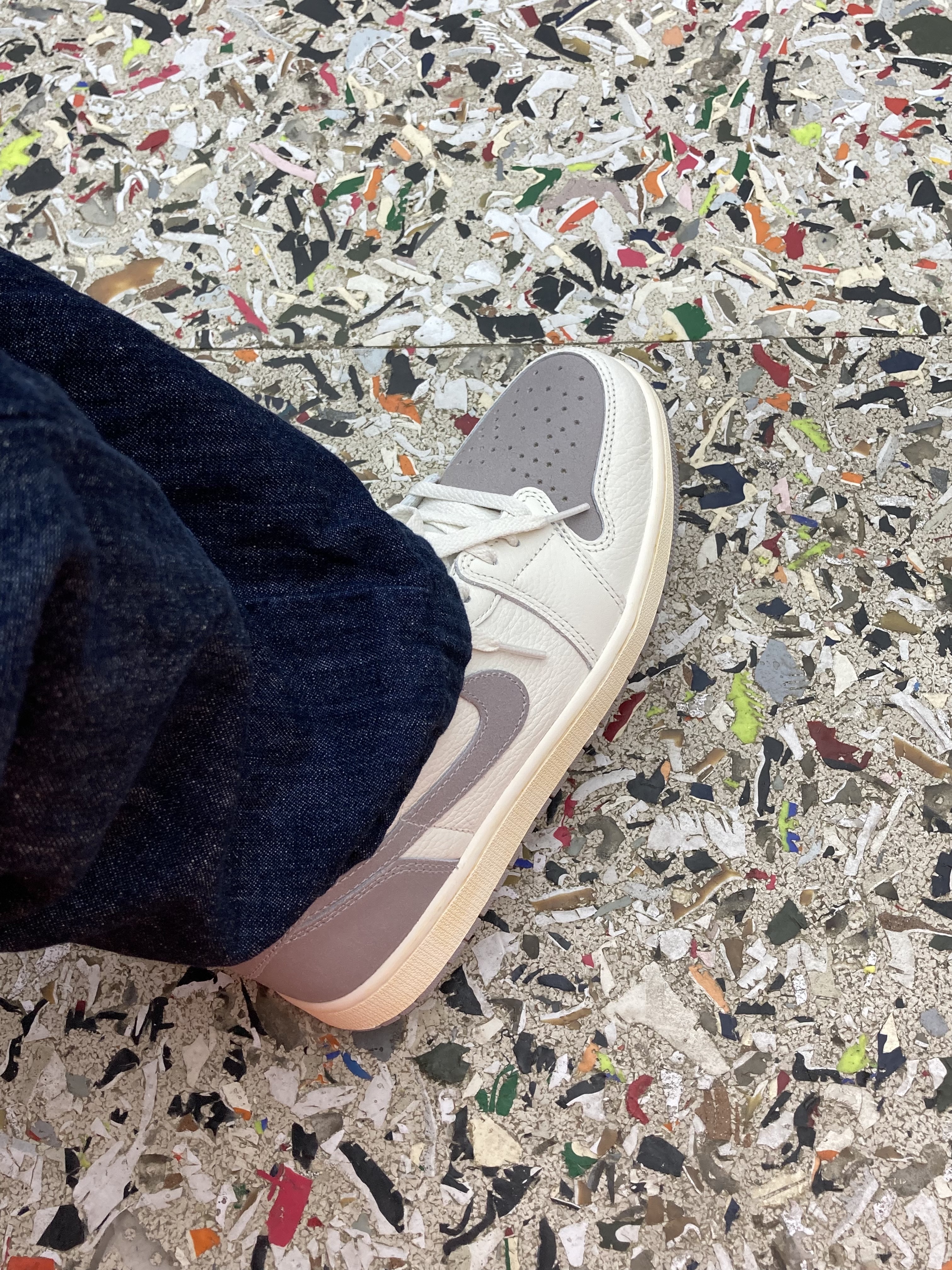 Jordan 1 Retro Low OG Atmosphere Grey 착용 스타일 - 1
