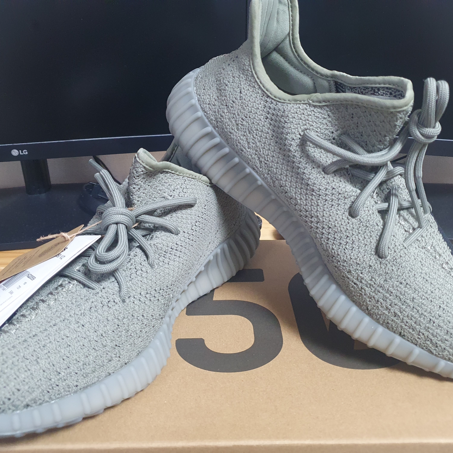 Adidas Yeezy Boost 350 V2 Granite Core Black 착용 스타일 - 2