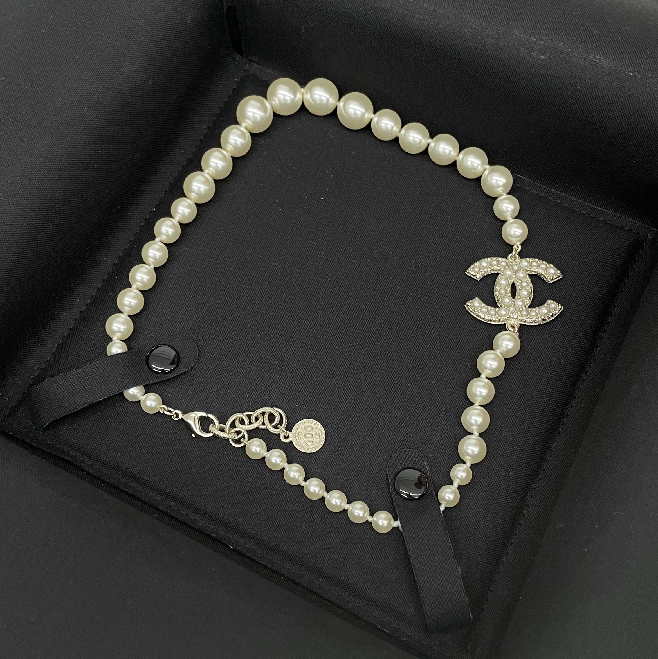 (W) Chanel Necklace Metal Glass Pearls Resin & Gold Pearly White Crystal 착용 스타일