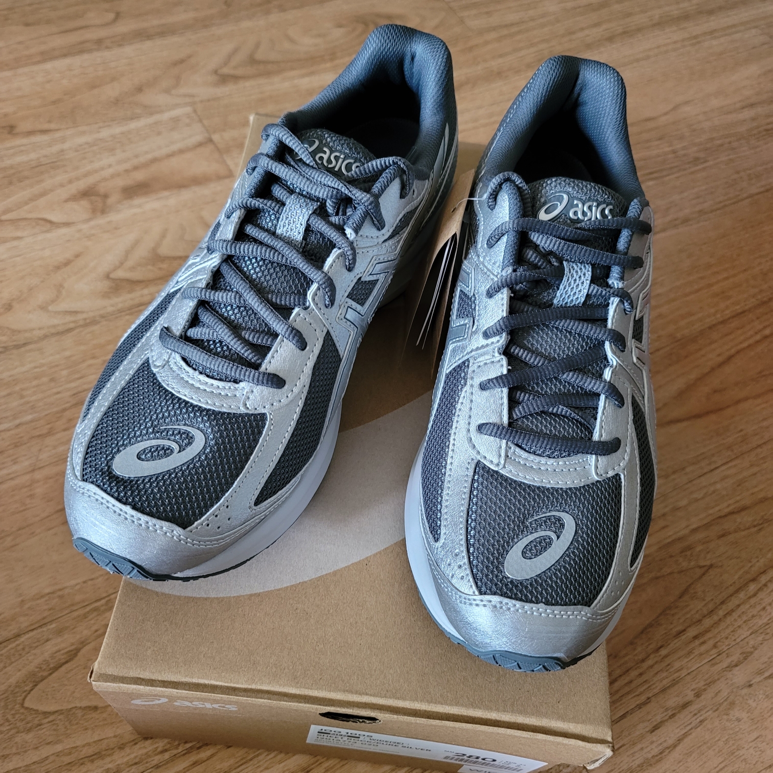 Asics Jog 100 S SMU Sheet Rock Pure Silver - 2E Wide 착용 스타일 - 1