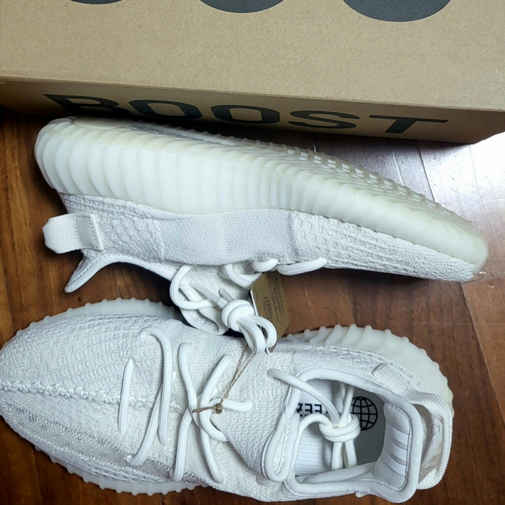 Adidas Yeezy Boost 350 V2 Bone 착용 스타일