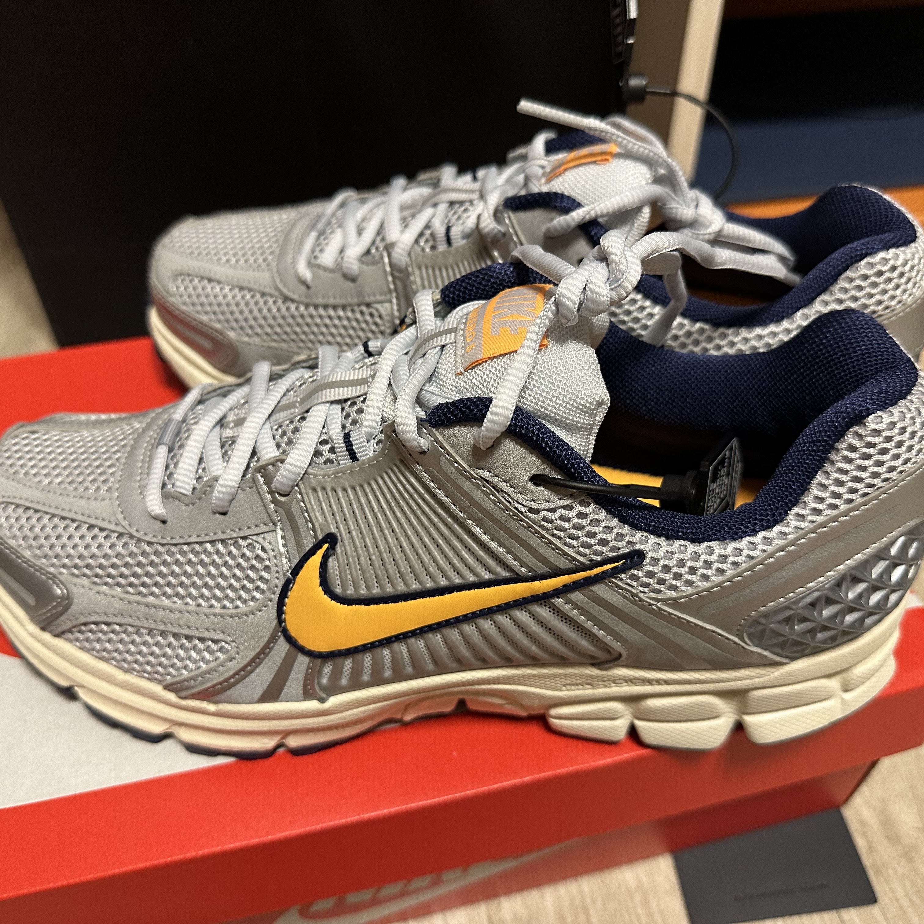 Nike Zoom Vomero 5 Pure Platinum and Laser Orange 착용 스타일 - 2