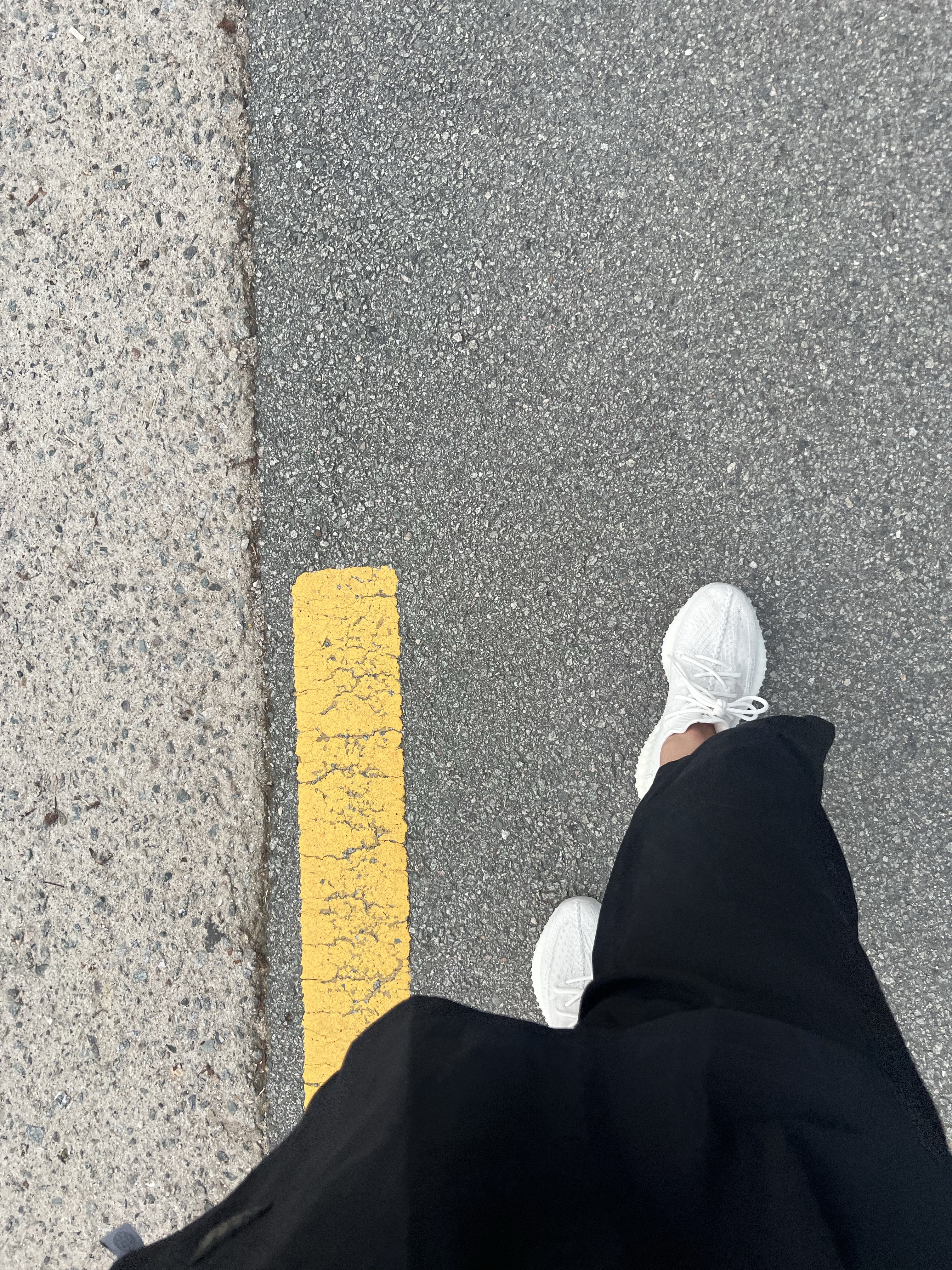 Adidas Yeezy Boost 350 V2 Bone 착용 스타일