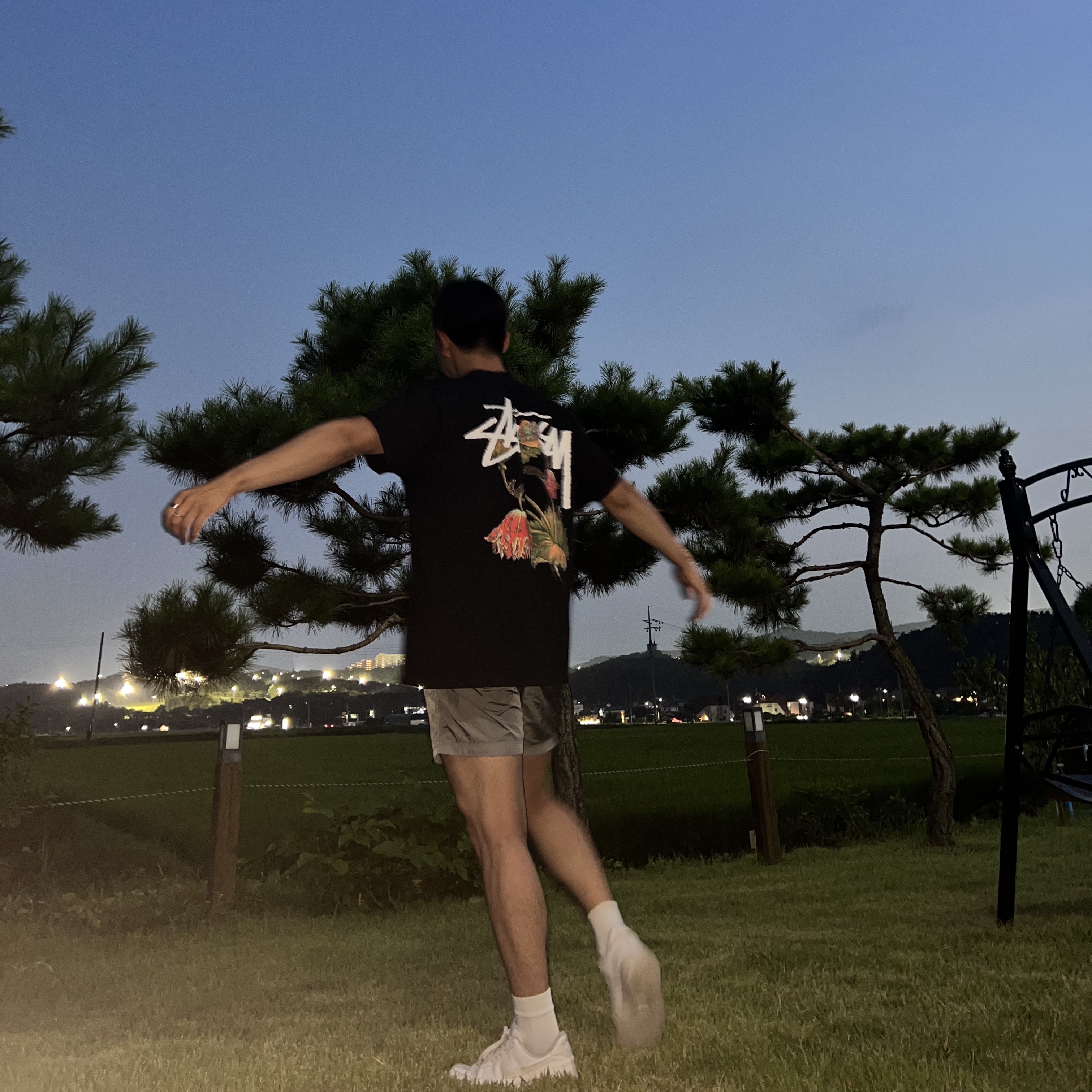 Stussy Withered Flower T-Shirt Black 착용 스타일