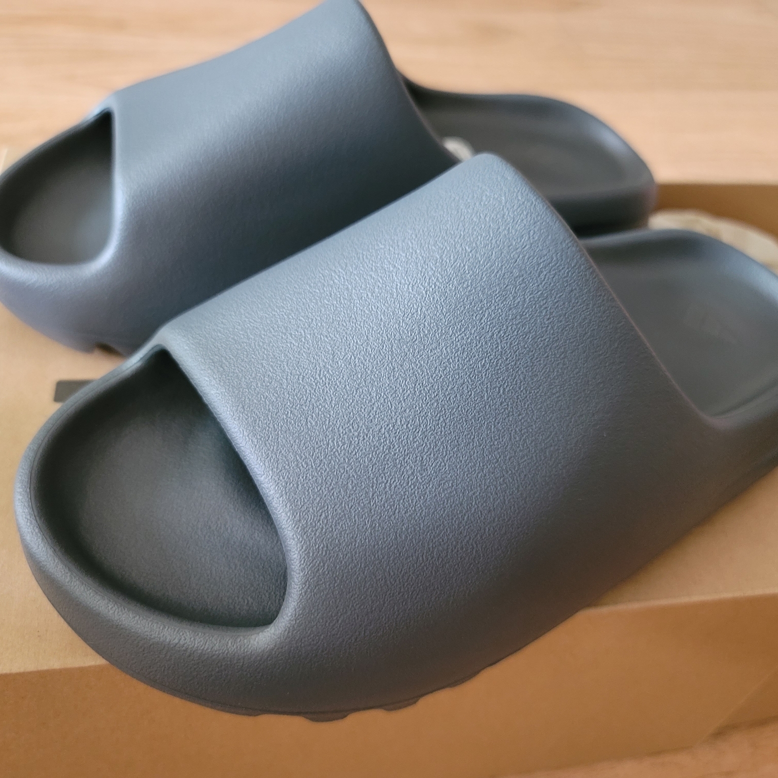 Adidas Yeezy Slide Slate Grey 착용 스타일 - 3