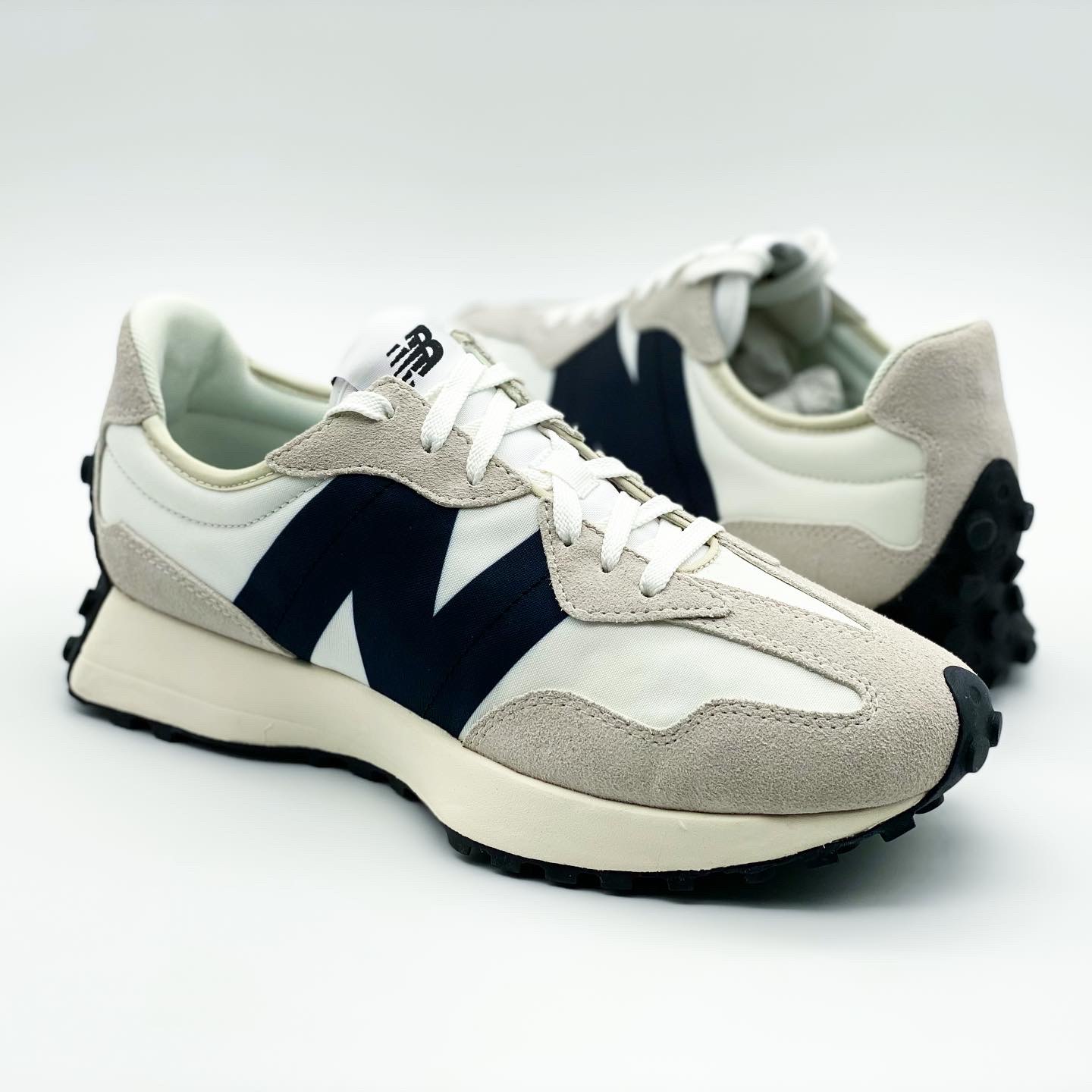 New Balance 327 White Black 착용 스타일 - 2