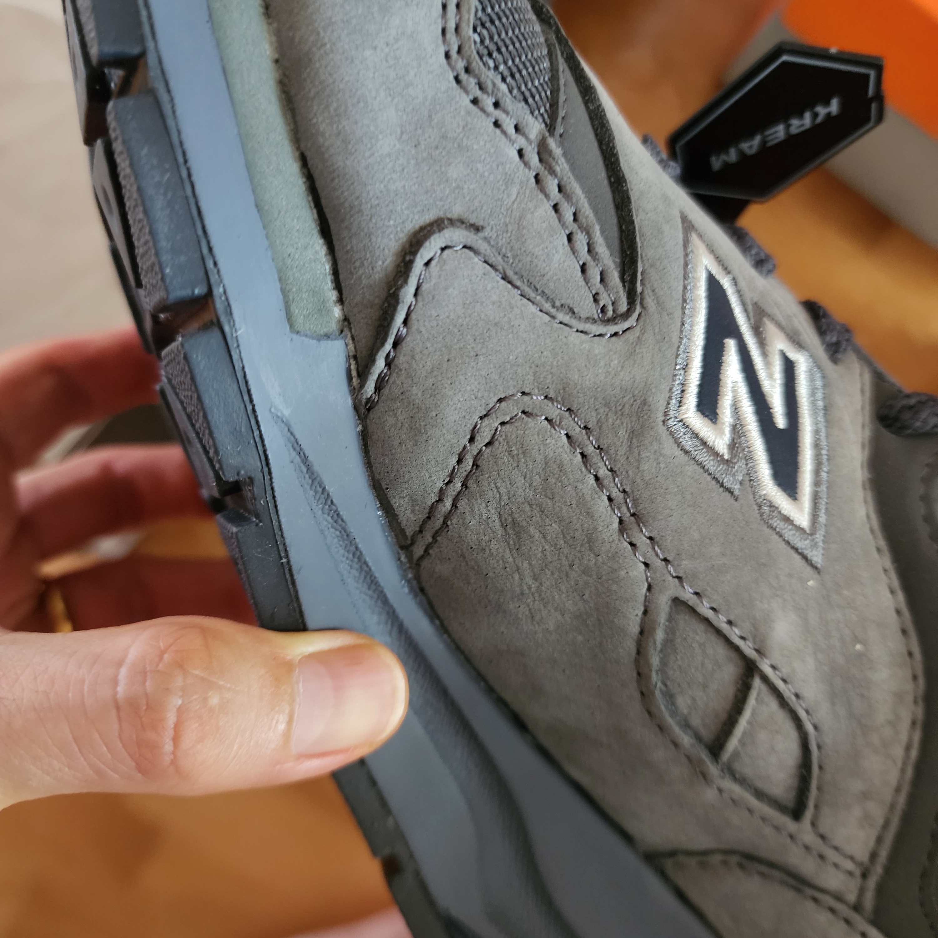 New Balance 1600 Dark Grey 착용 스타일 - 1