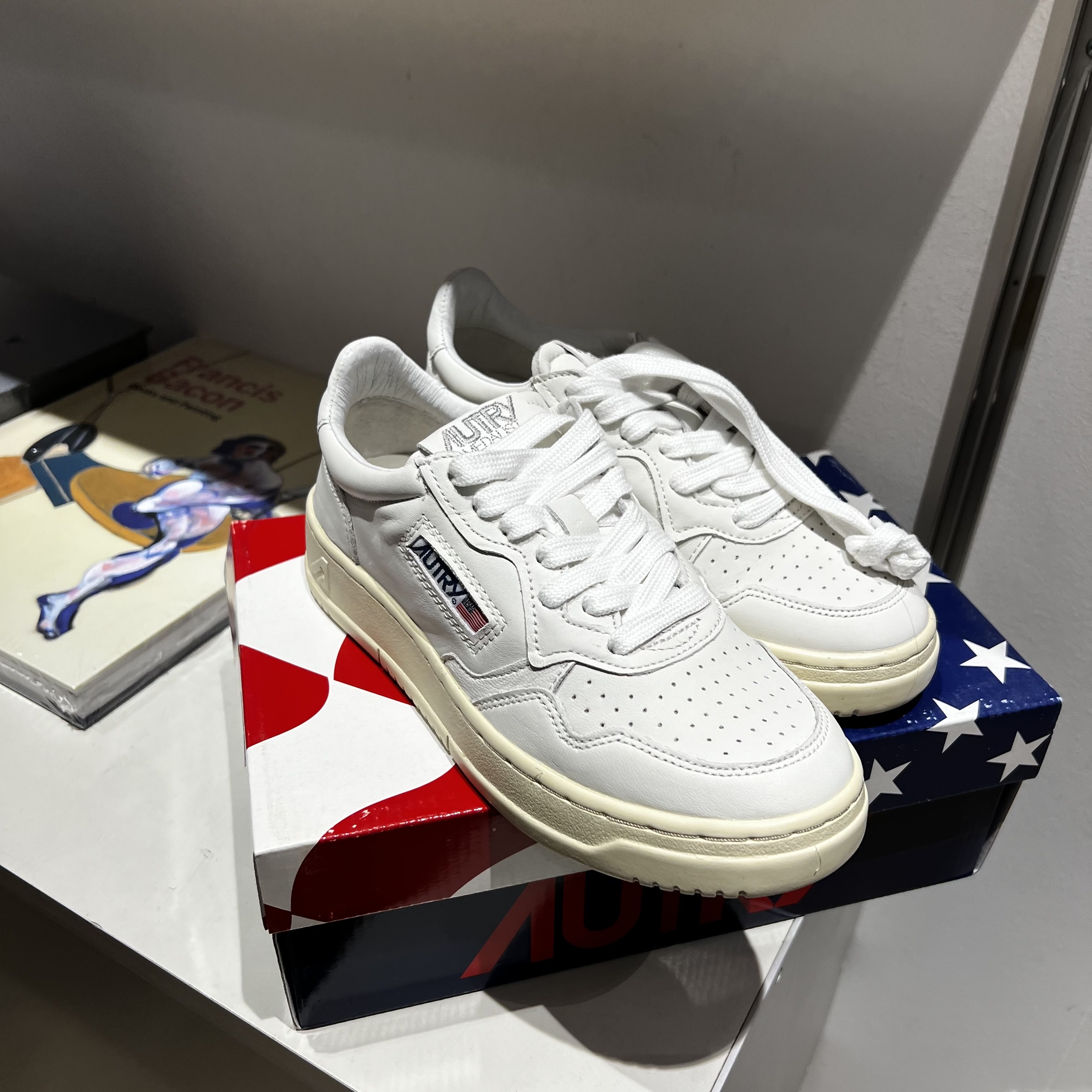 (W) Autry Medalist Low Goatskin Sneakers White 착용 스타일 - 1