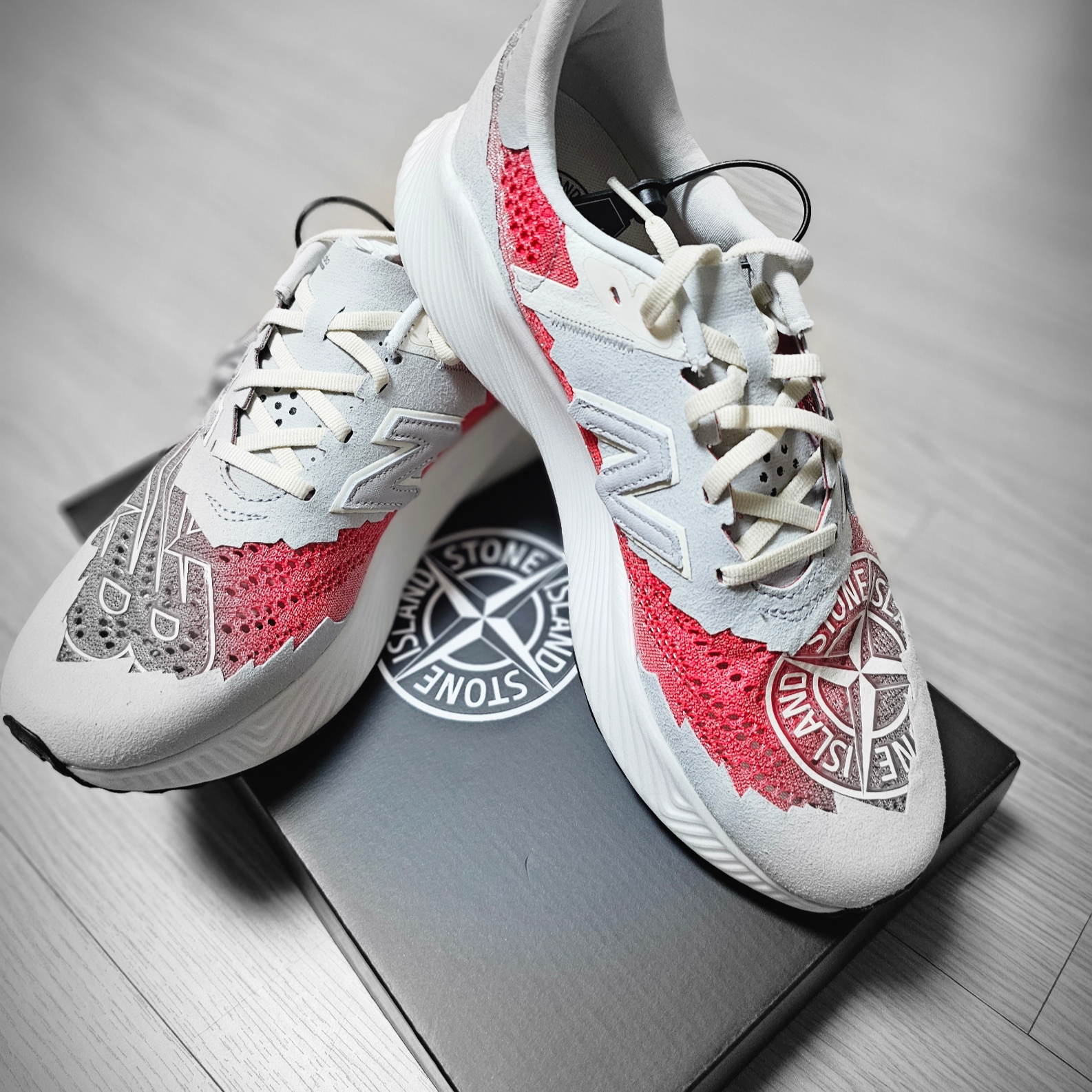New Balance x Stone Island x Tokyo Design Studio FuelCell RC Elite v2 SI Red 착용 스타일 - 4