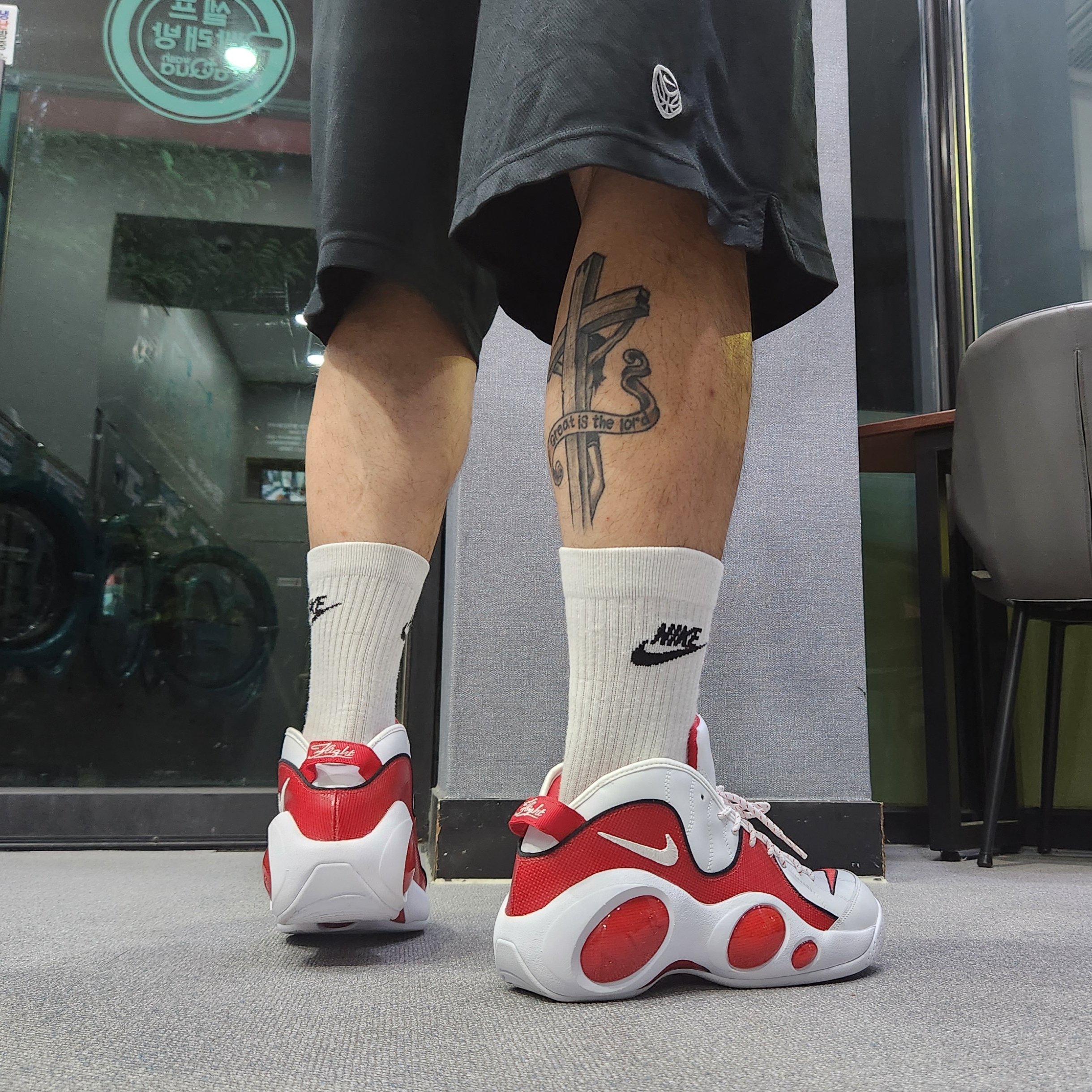 Nike Air Zoom Flight 95 White True Red, Nike Air Zoom Flight 95 Black Metallic 2022 착용 스타일 - 2