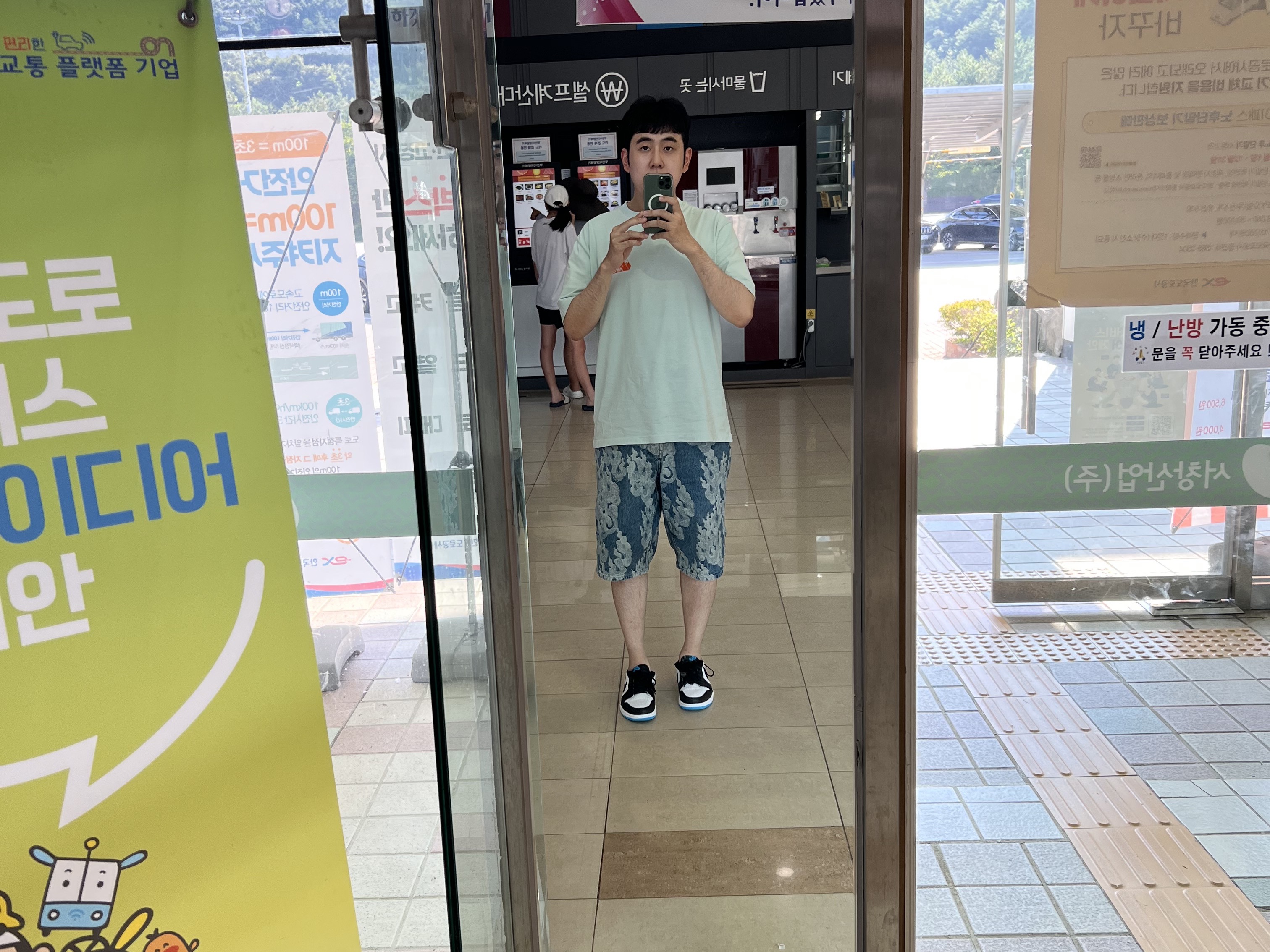 Supreme Flames Jacquard Baggy Denim Shorts Washed Indigo - 23SS, Palace x Porter Tri-Ferg Bell Boy T-Shirt Blue 착용 스타일