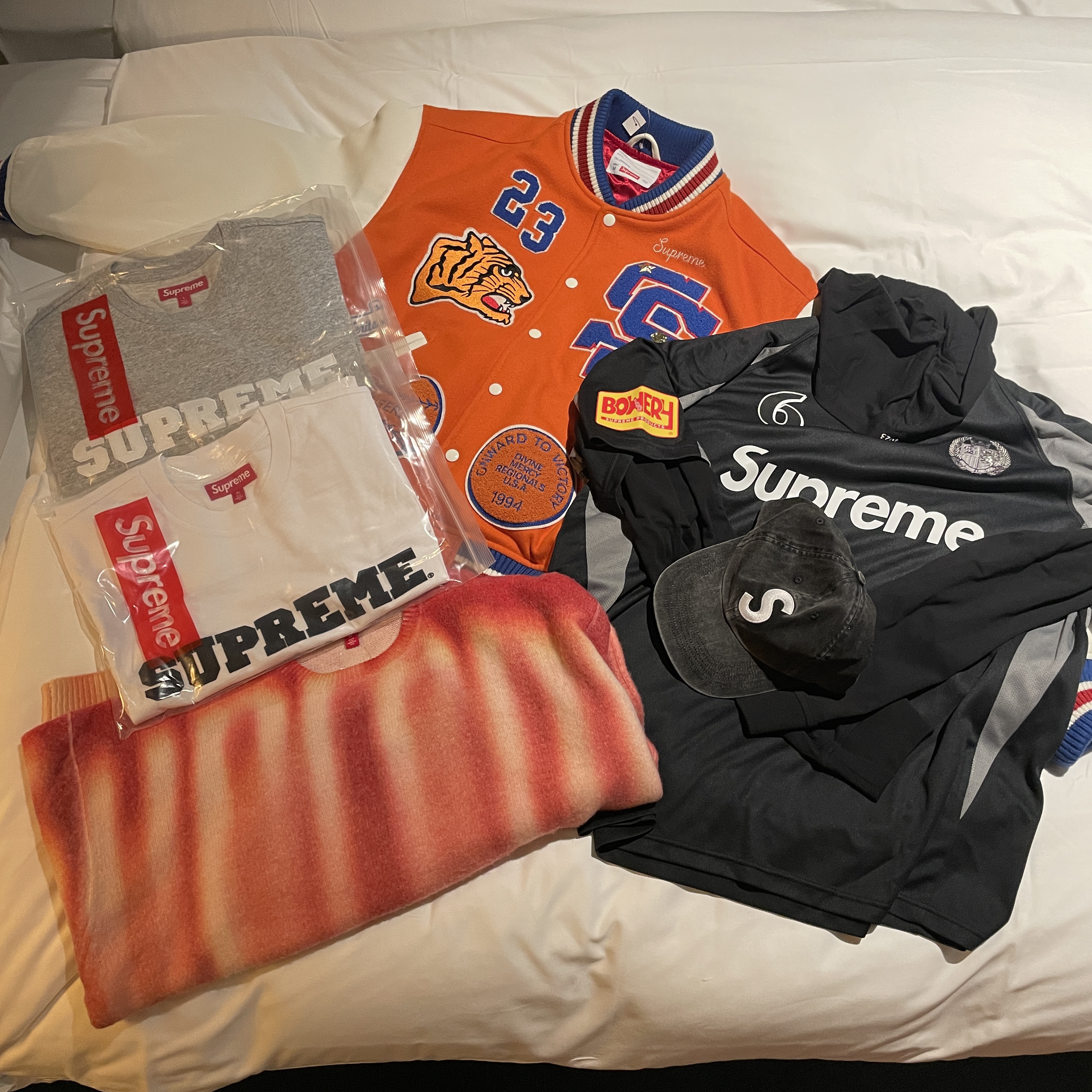 Supreme Tiger Varsity Jacket Orange - 23FW, Maison Mihara Yasuhiro Blakey OG Sole Canvas Low-top Sneakers Black White 착용 스타일 - 3