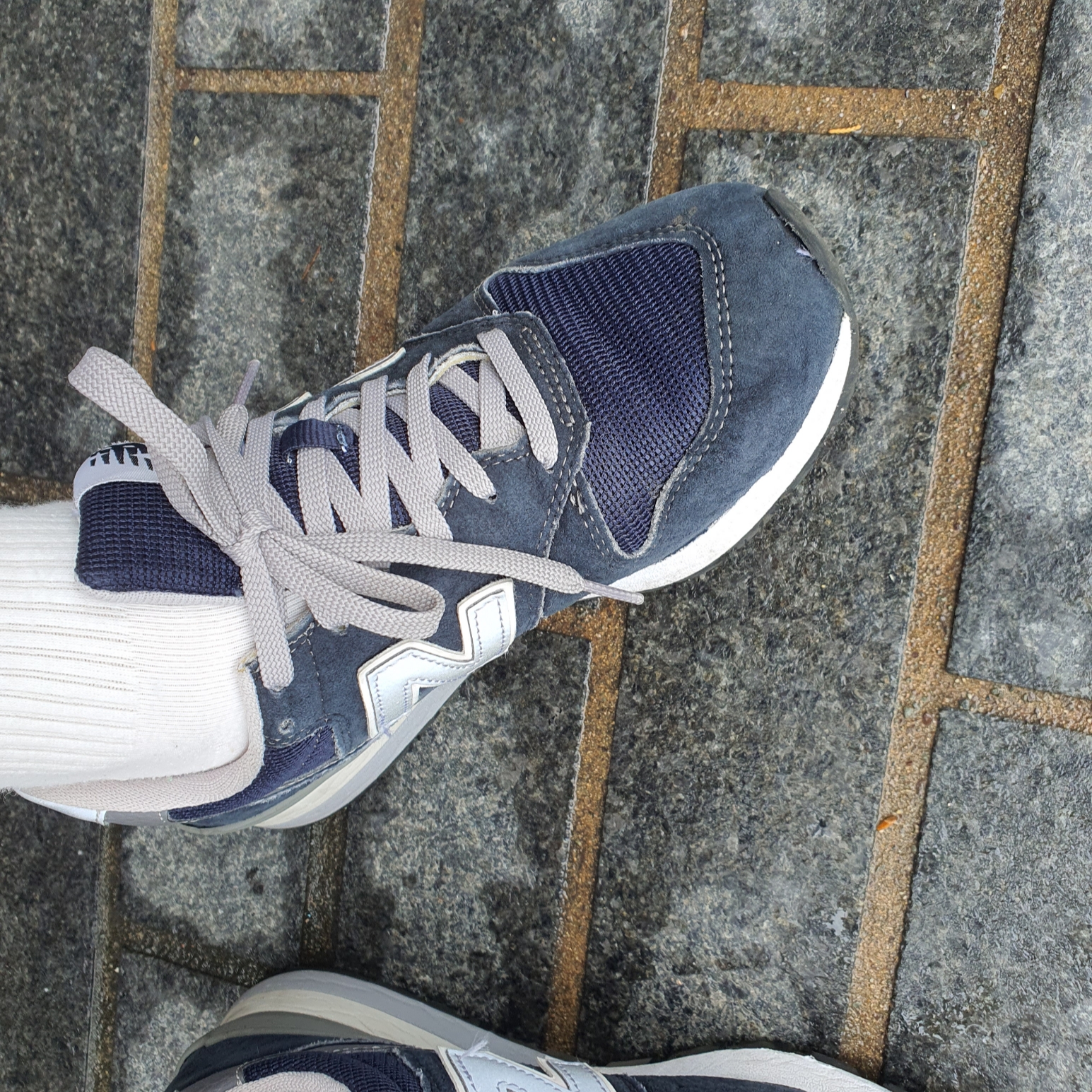 New Balance 996 Navy Silver 착용 스타일 - 2