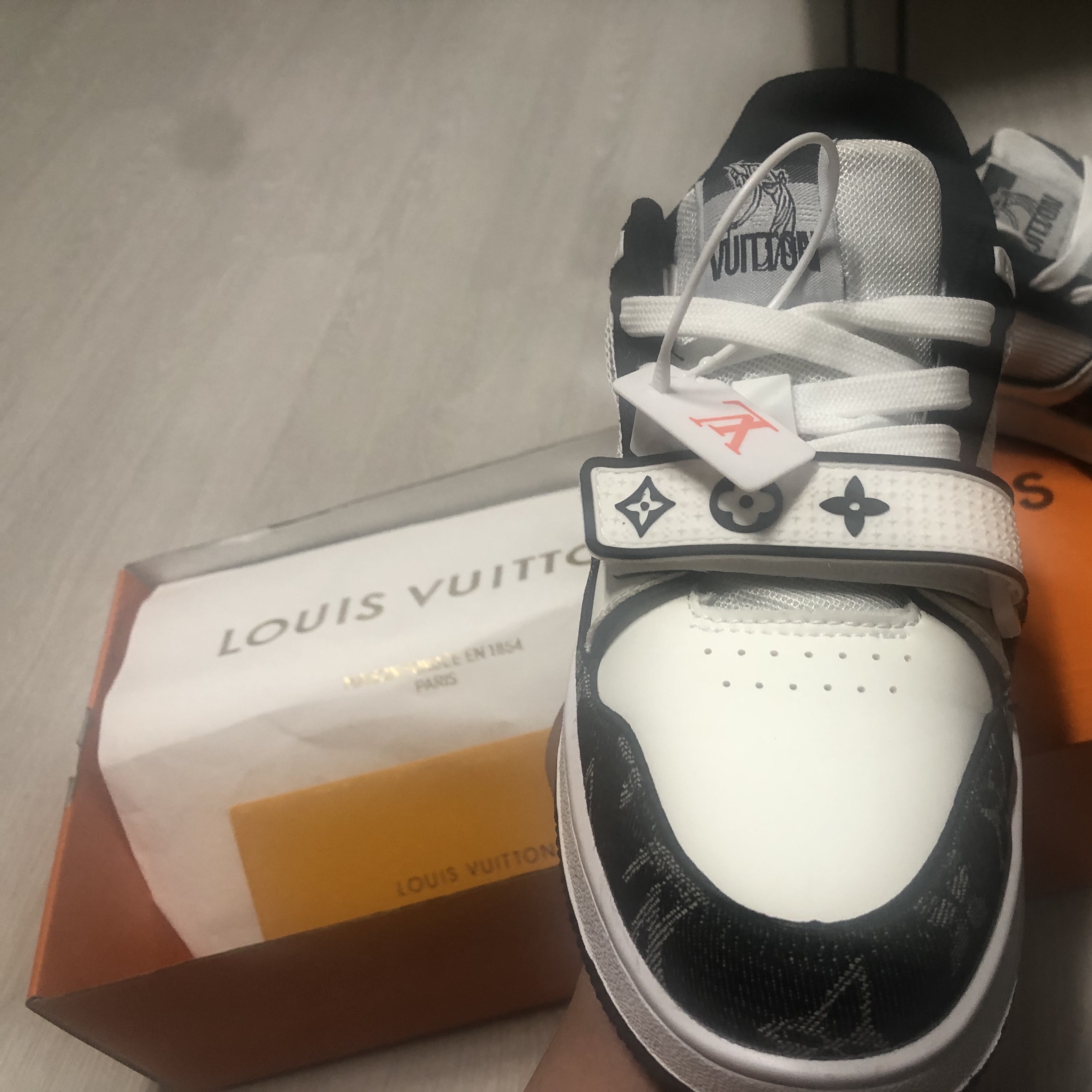 Louis Vuitton Velcro Strap LV Trainer Sneaeker Monogram Denim Yellow 착용 스타일 - 2