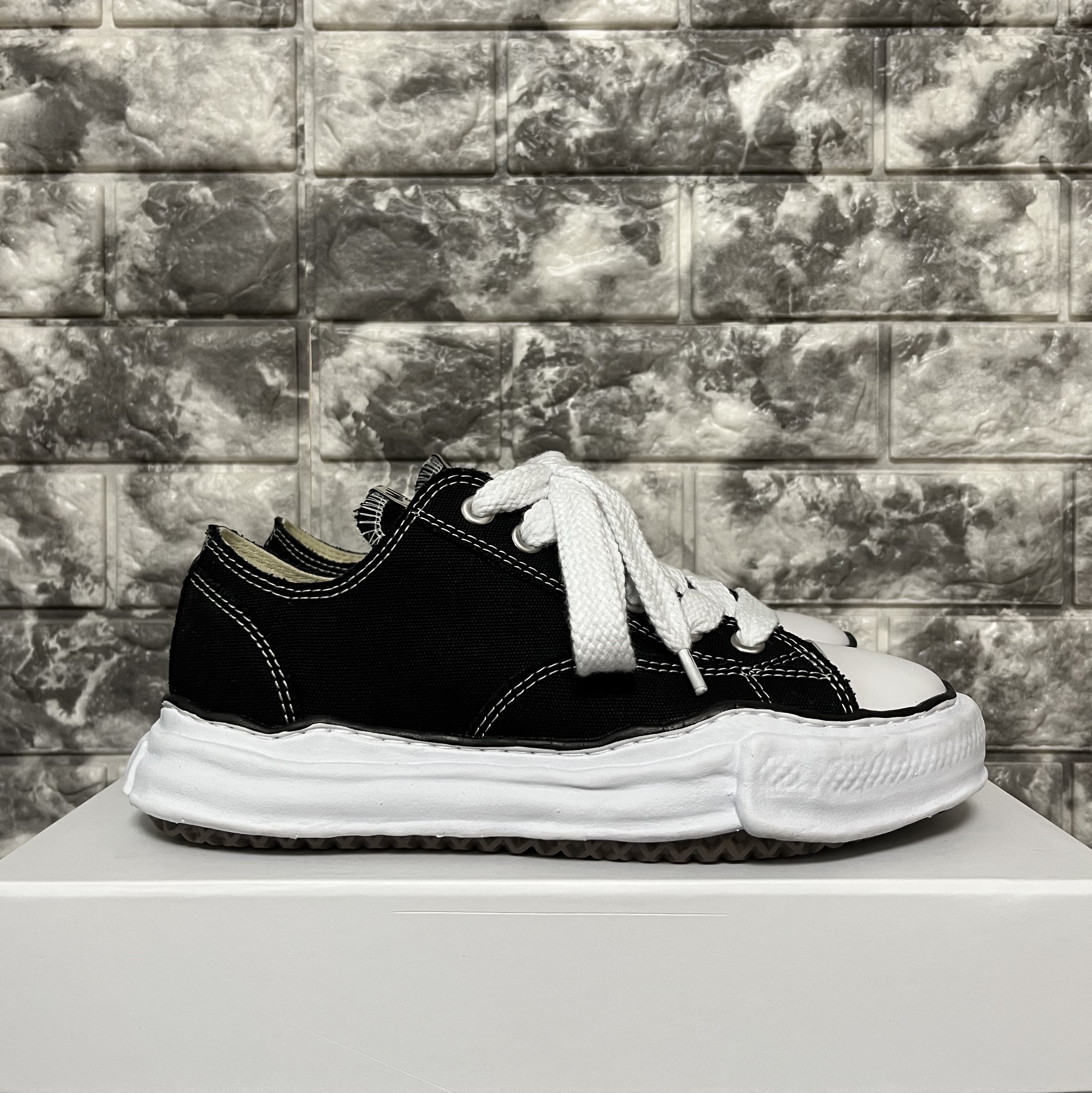 Maison Mihara Yasuhiro Peterson OG Sole Canvas Low Sneakers Black 착용 스타일