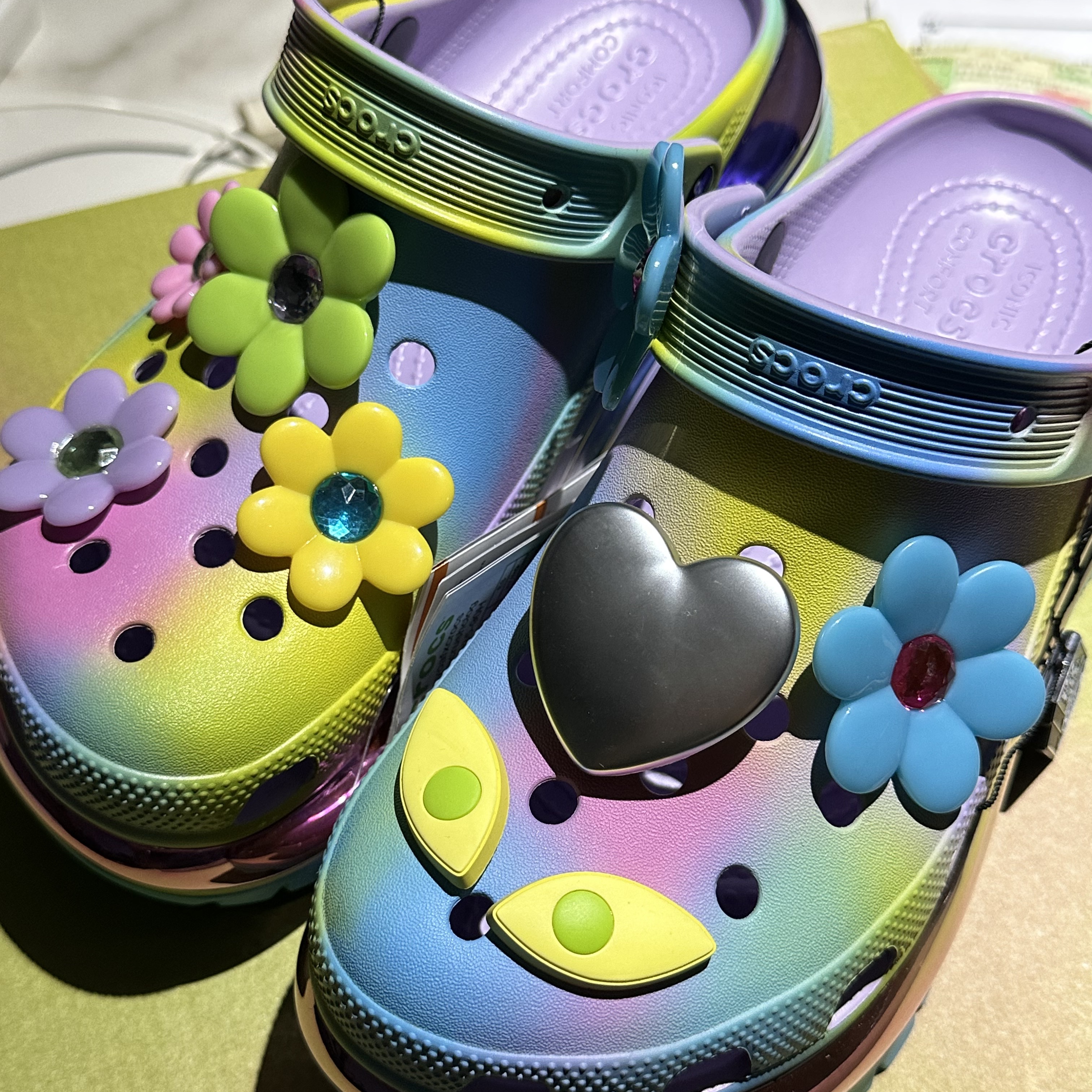 Crocs x Lazy Oaf Mega Crush Clog Multi 착용 스타일 - 1