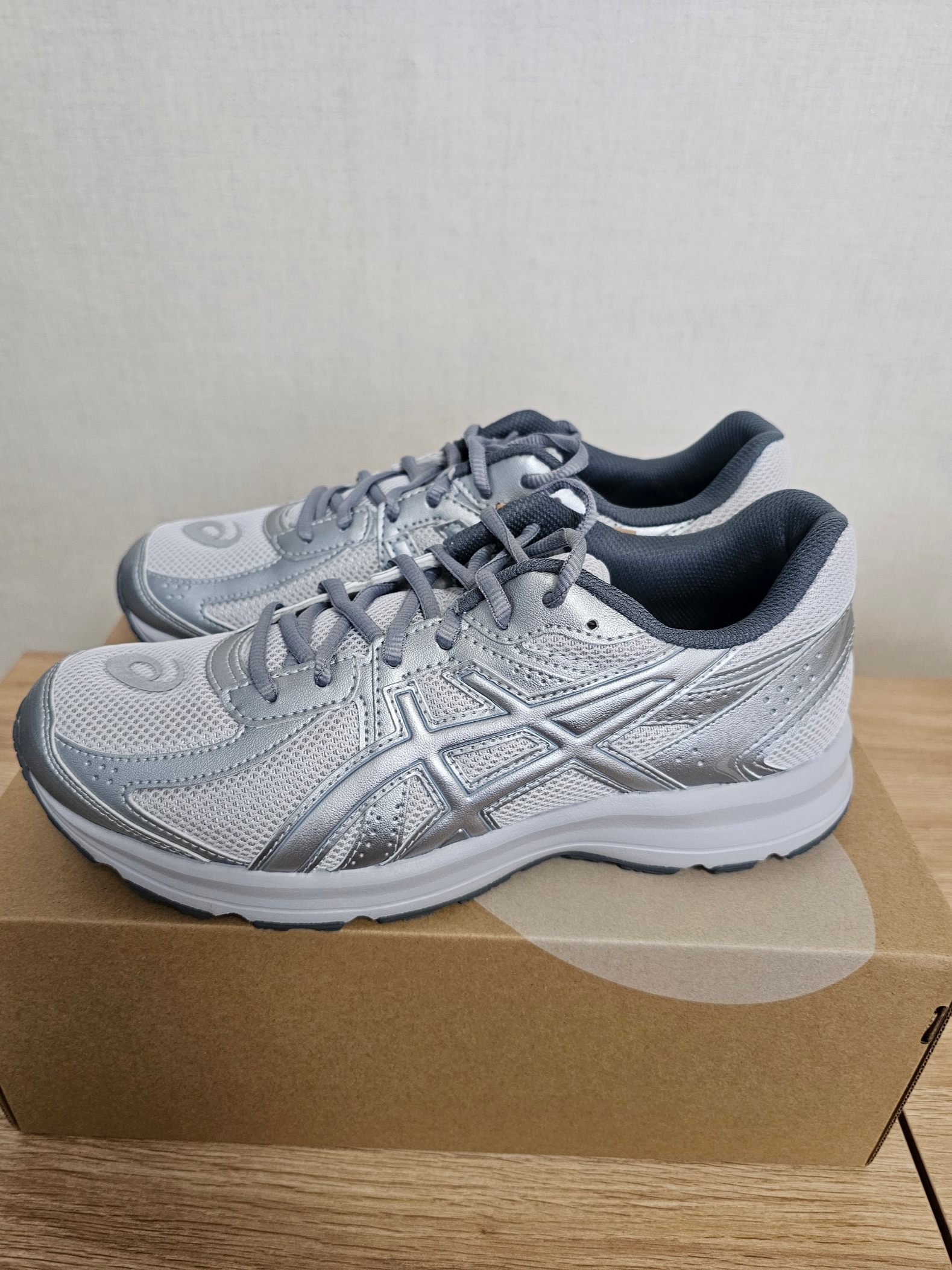 Asics Jog 100 S SMU Glacier Grey Pure Silver - 2E Wide 착용 스타일 - 1