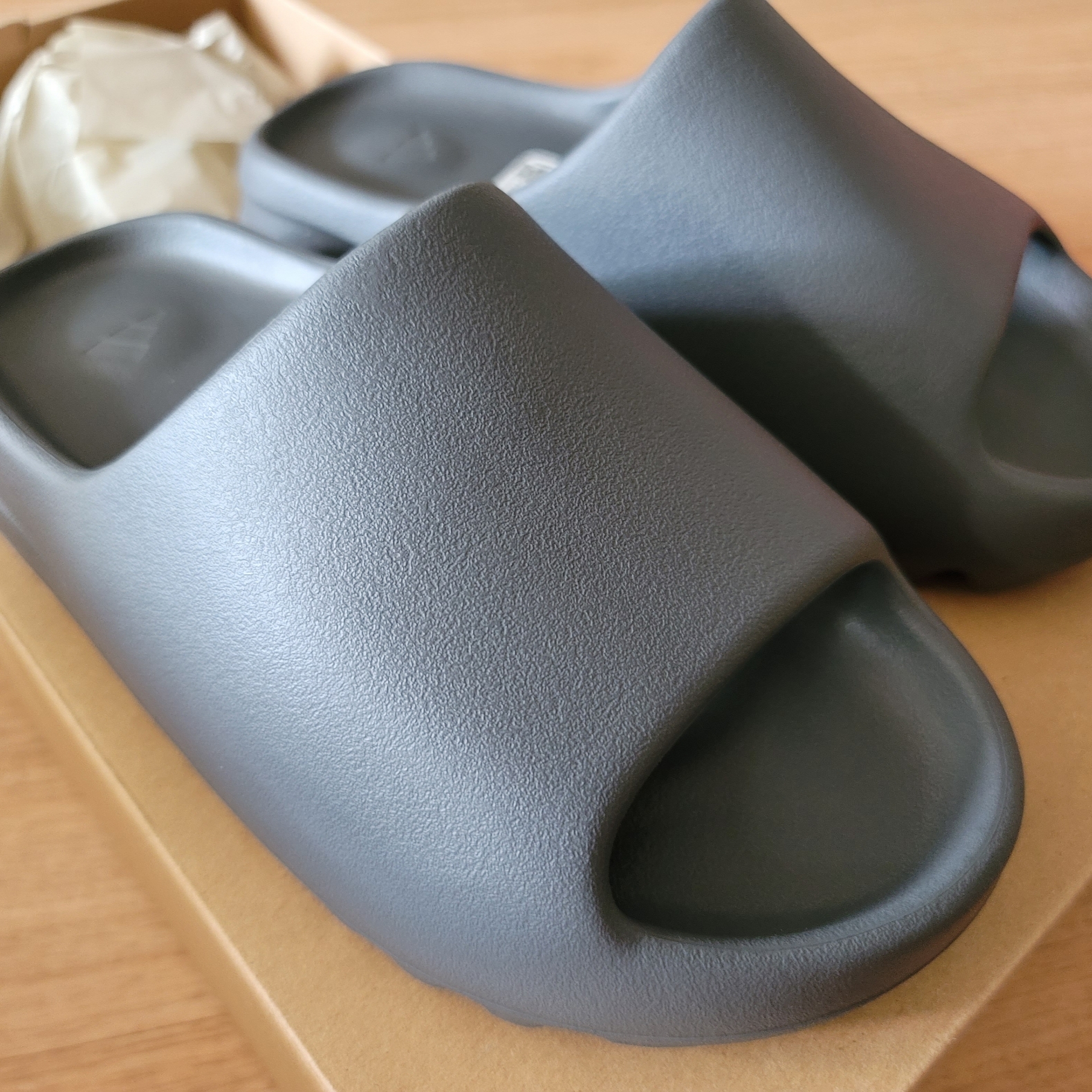 Adidas Yeezy Slide Slate Grey 착용 스타일 - 2