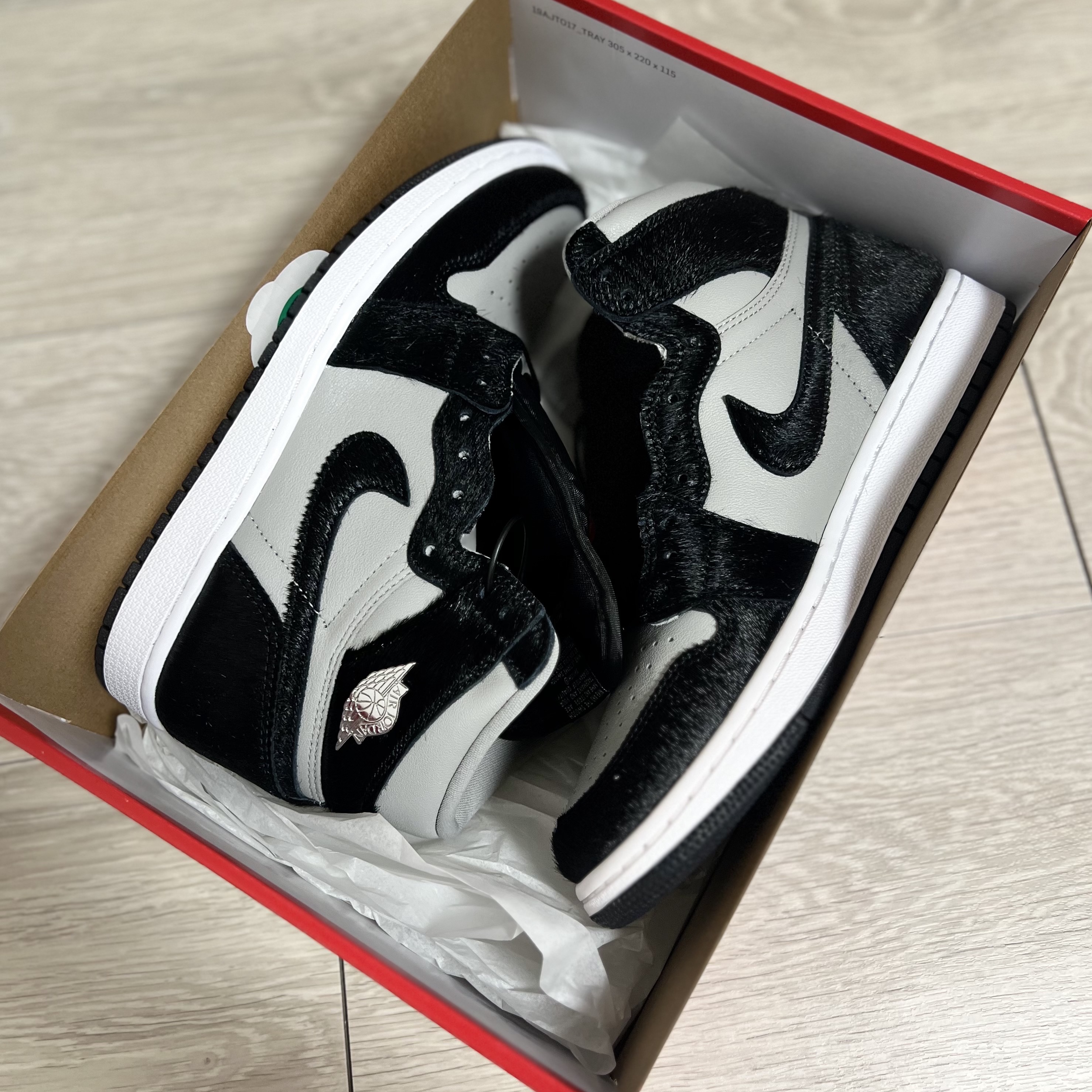 (W) Jordan 1 Retro High OG Medium Grey 착용 스타일 - 1