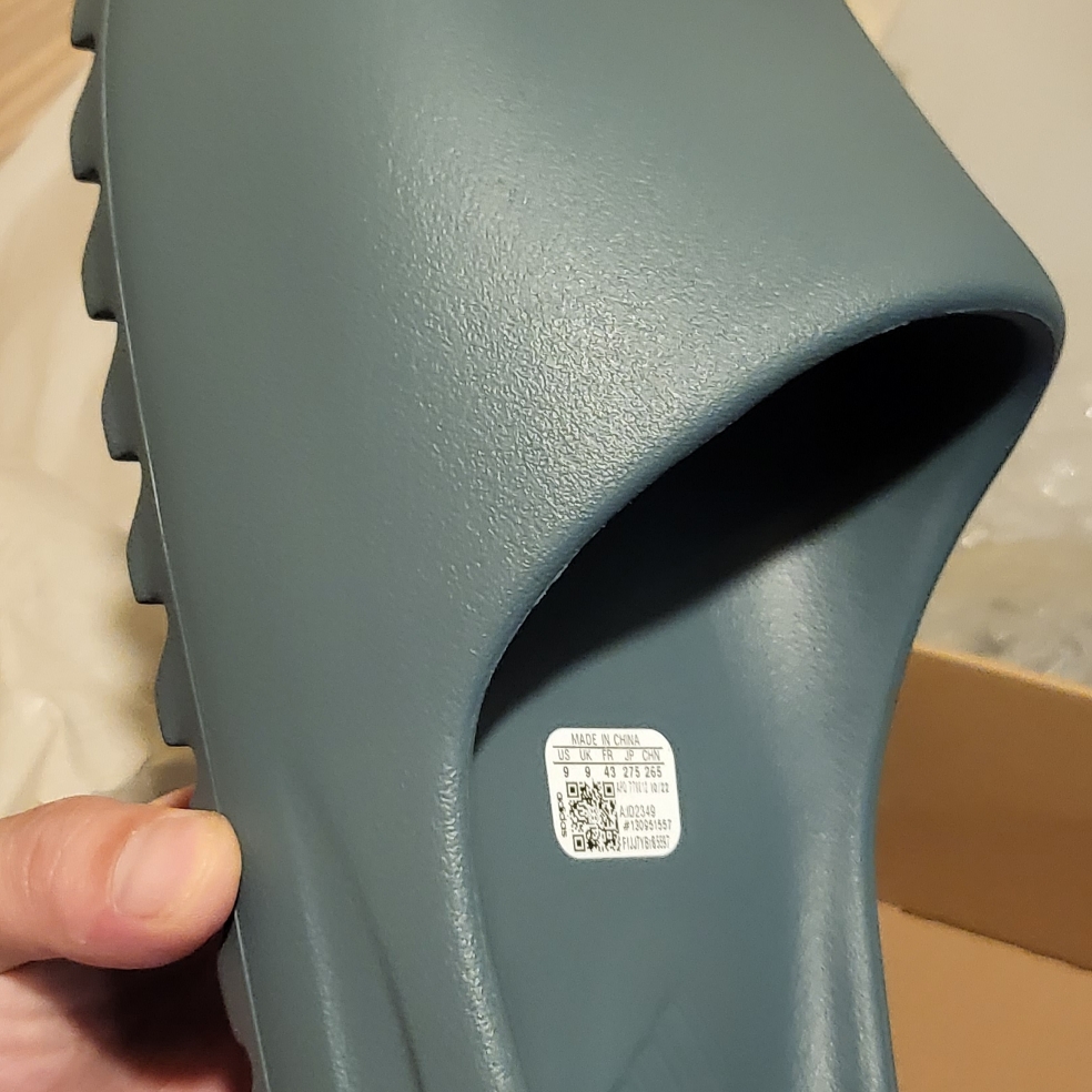 Adidas Yeezy Slide Slate Marine 착용 스타일