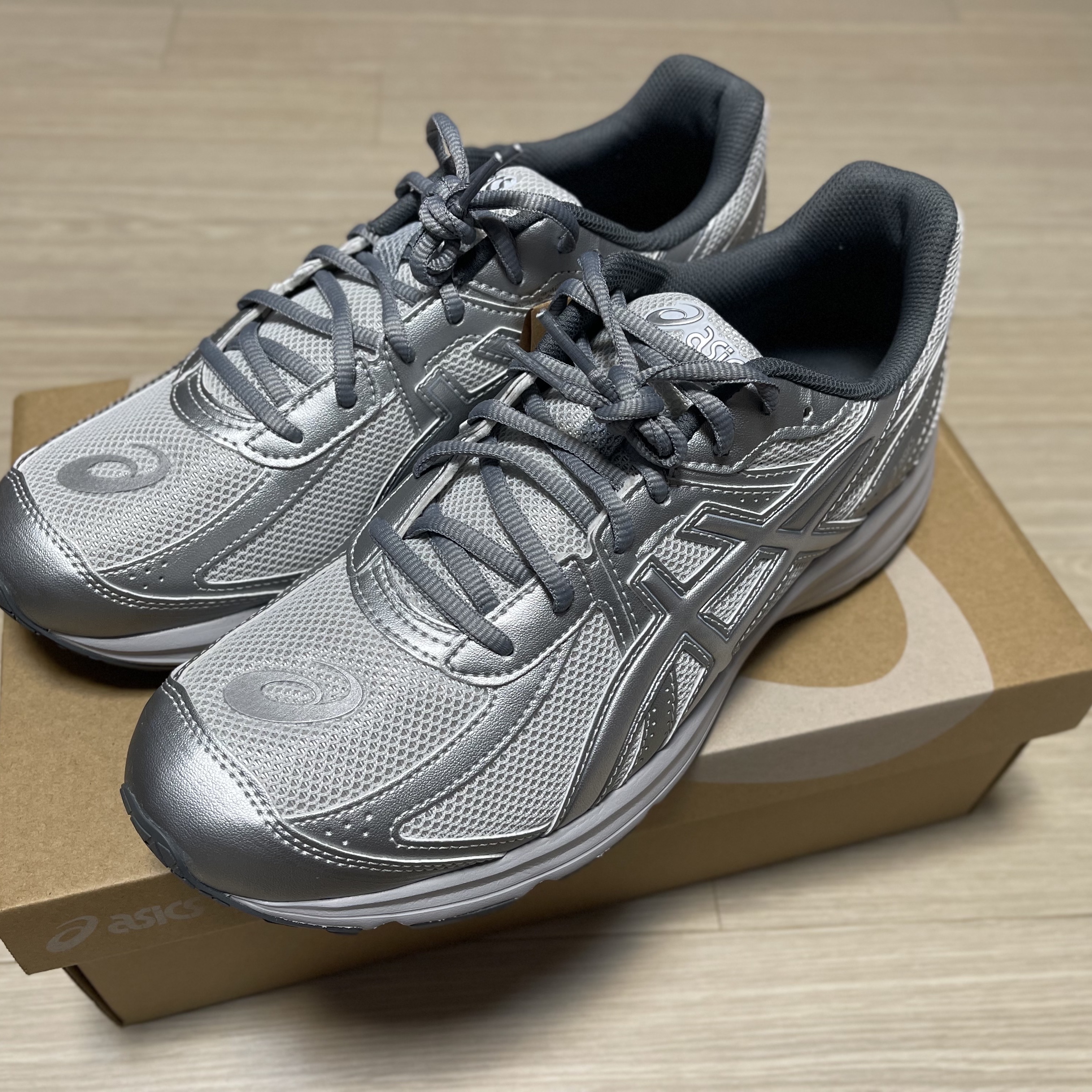 Asics Jog 100 S SMU Glacier Grey Pure Silver - 2E Wide 착용 스타일