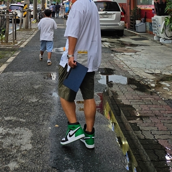 Jordan 1 Retro High OG Black and Lucky Green, Rolex Submariner Date 41mm 126610LV Black Oyster 착용 스타일 - 2