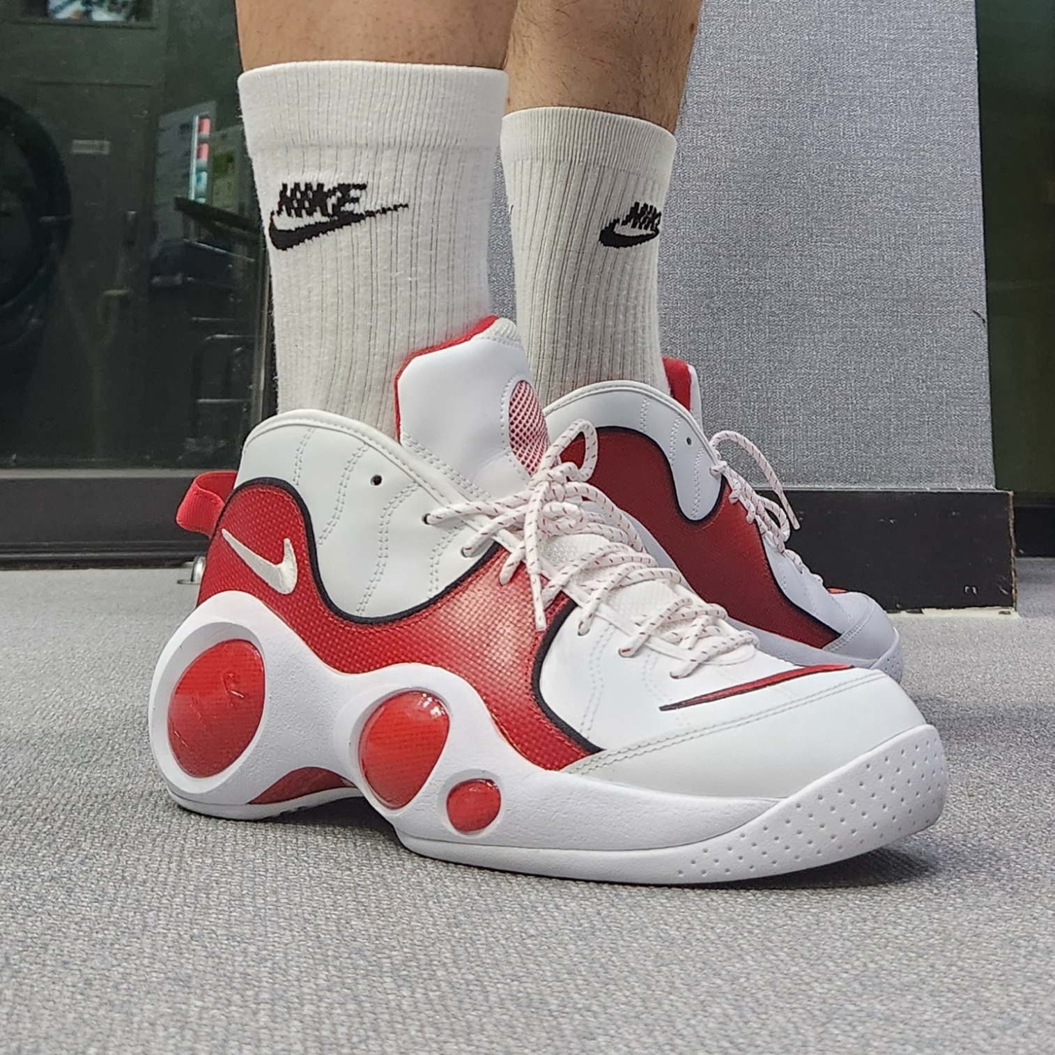 Nike Air Zoom Flight 95 White True Red, Nike Air Zoom Flight 95 Black Metallic 2022 착용 스타일 - 3