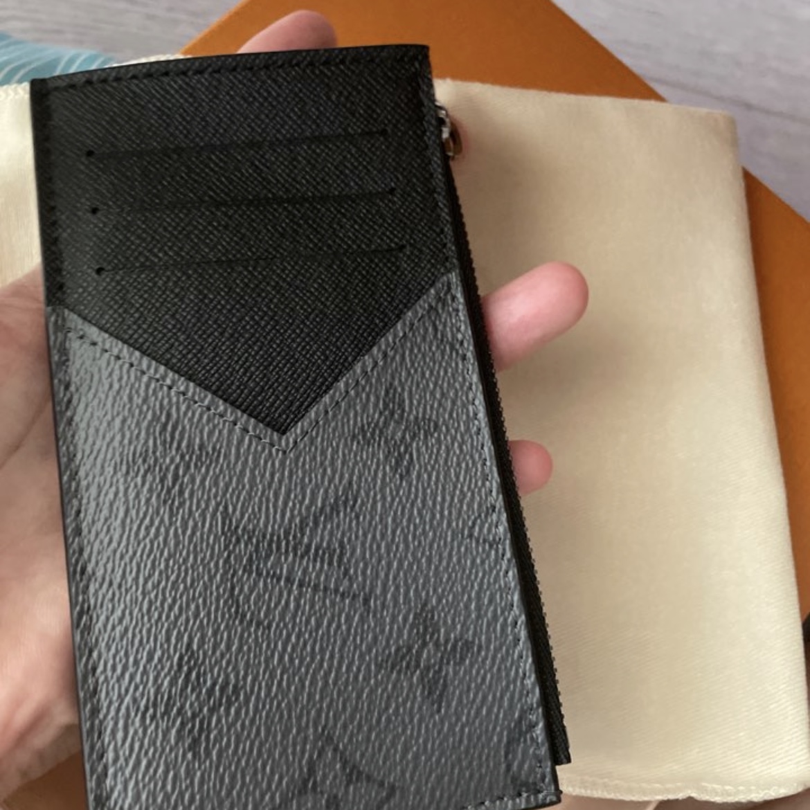 Louis Vuitton Coin Card Holder Monogram Eclipse 착용 스타일