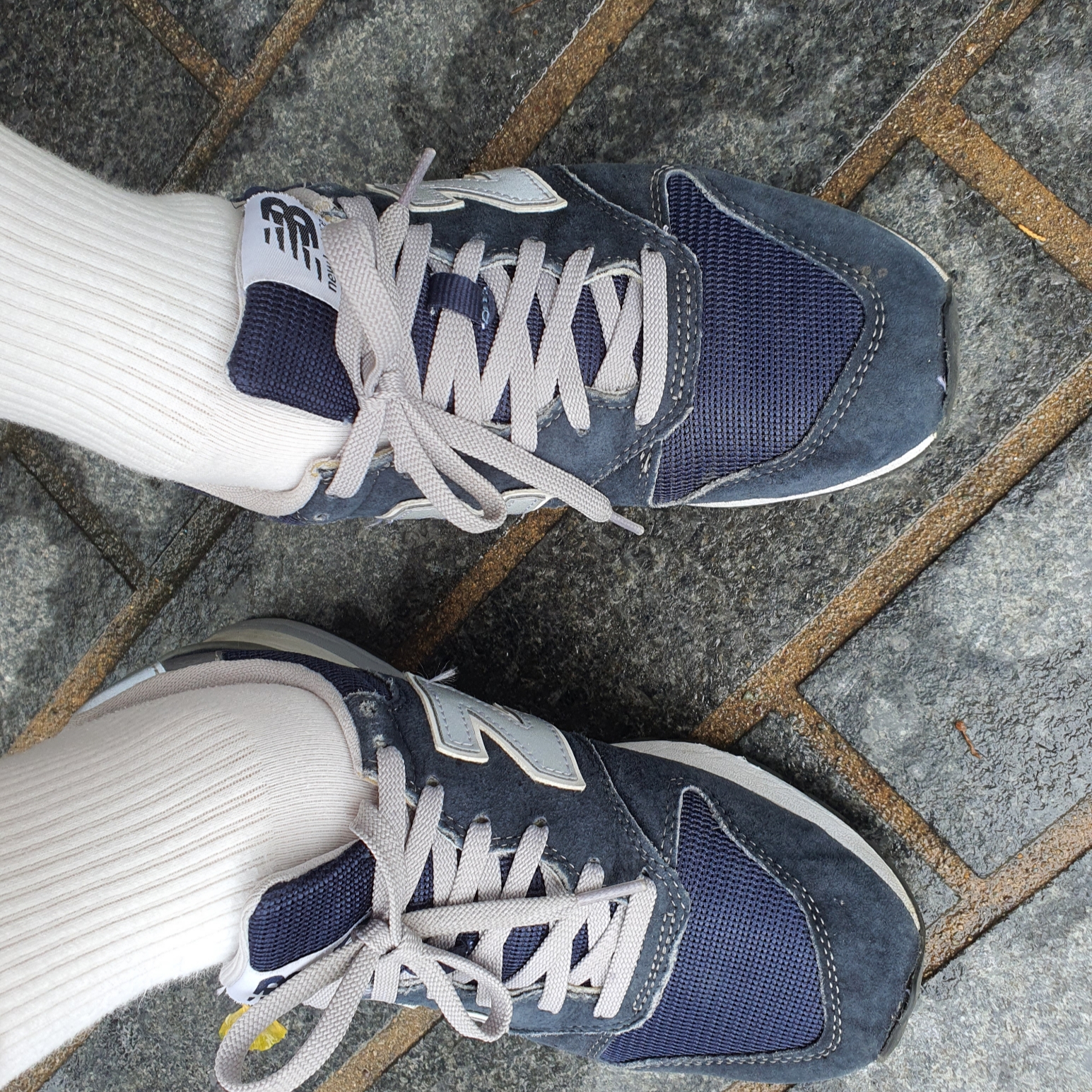 New Balance 996 Navy Silver 착용 스타일 - 1