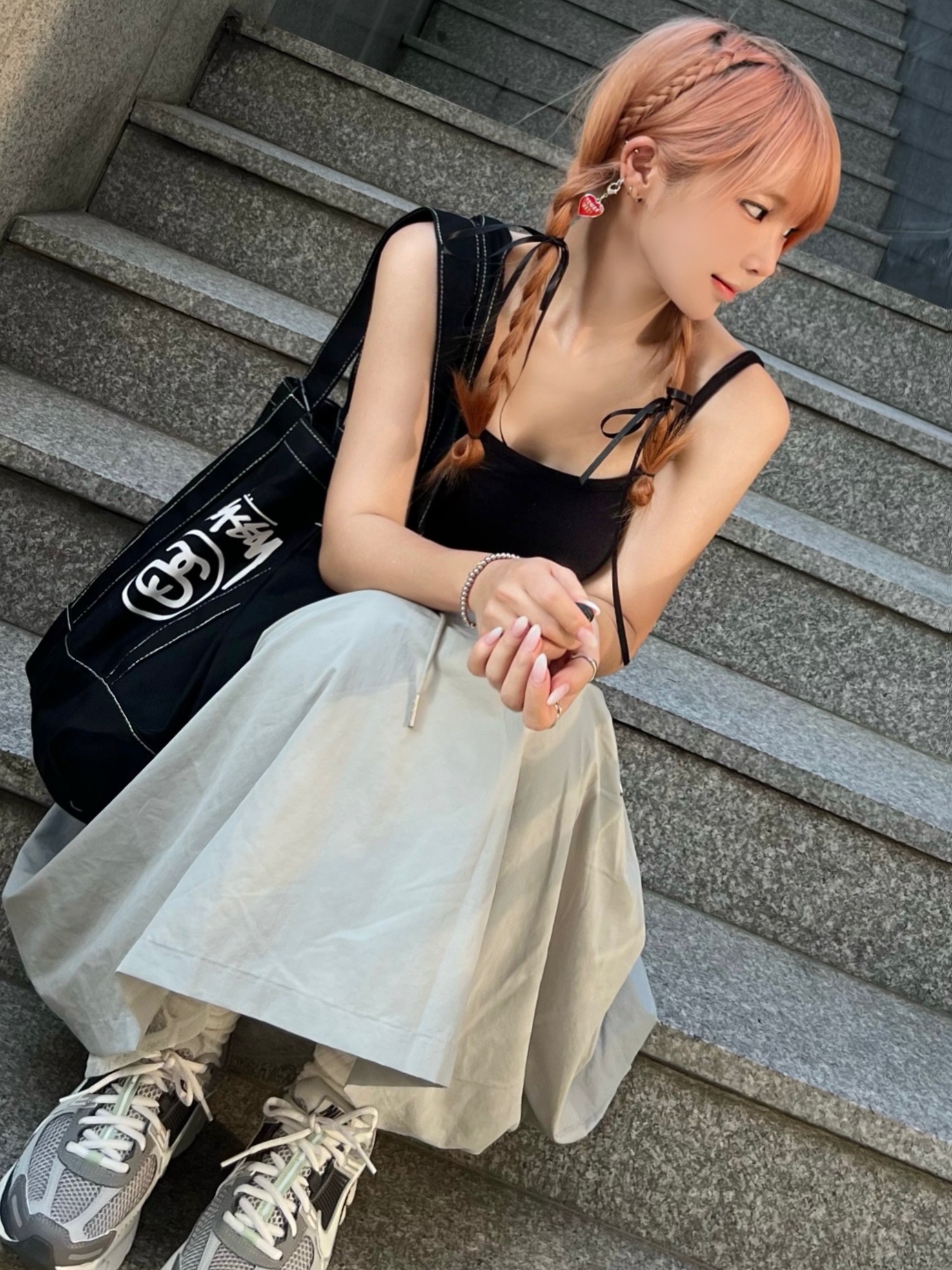 (W) Nike Zoom Vomero 5 Cobblestone and Flat Pewter, Human Made Heart Mini Keycharm Red 착용 스타일 - 1