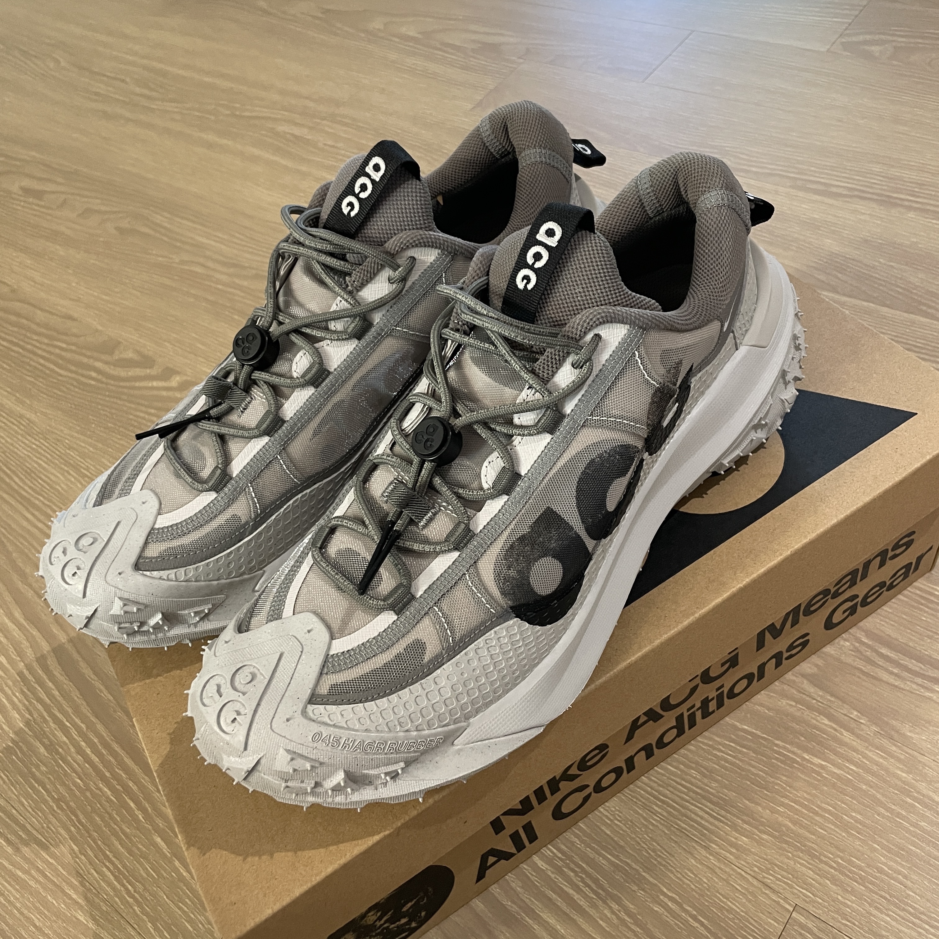 Nike ACG Mountain Fly 2 Low Light Iron Ore Black 착용 스타일 - 3
