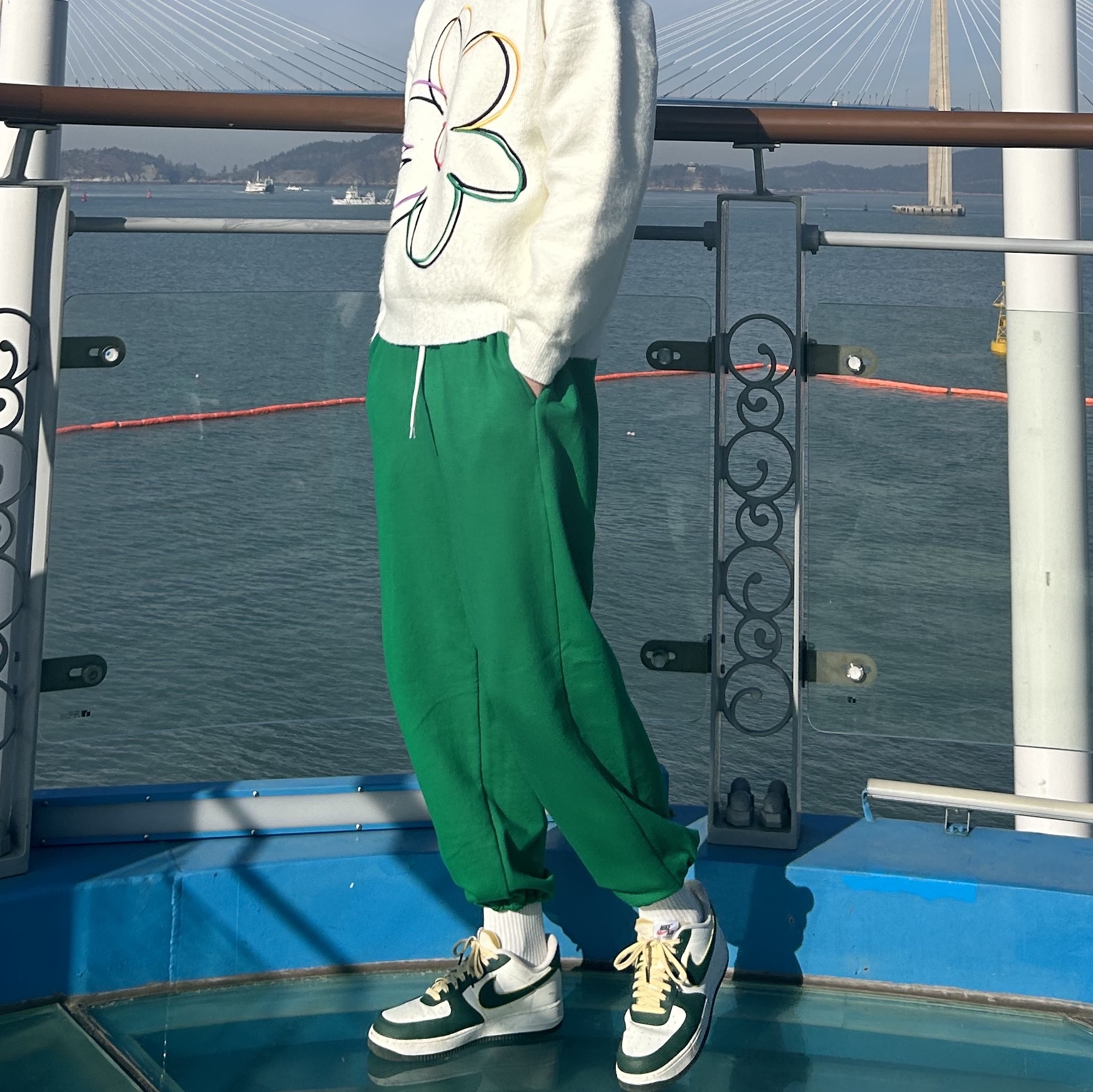 Nike Air Force 1 '07 LV8 Sail Noble Green 착용 스타일