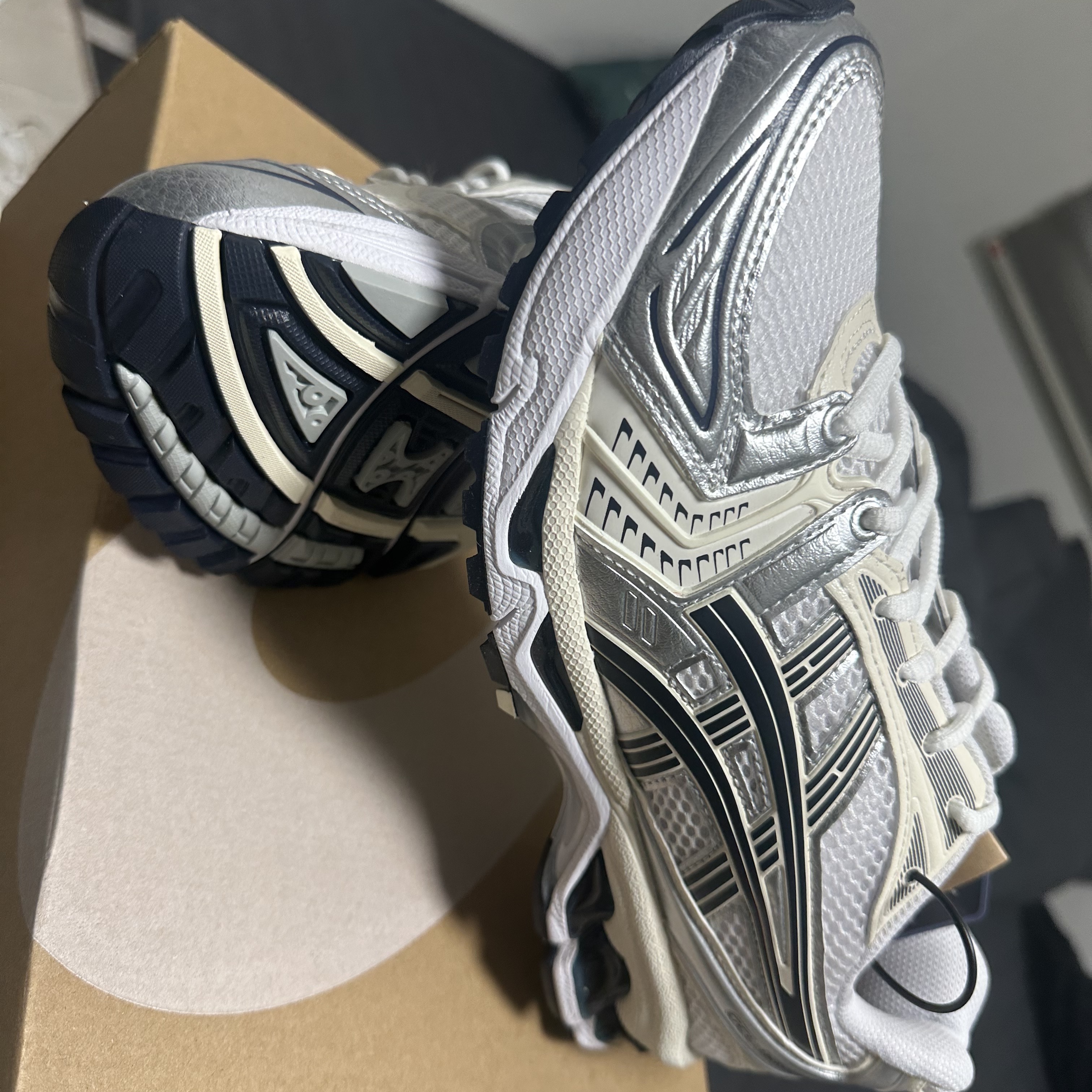 (W) Asics Gel-Kayano 14 White Midnight 착용 스타일