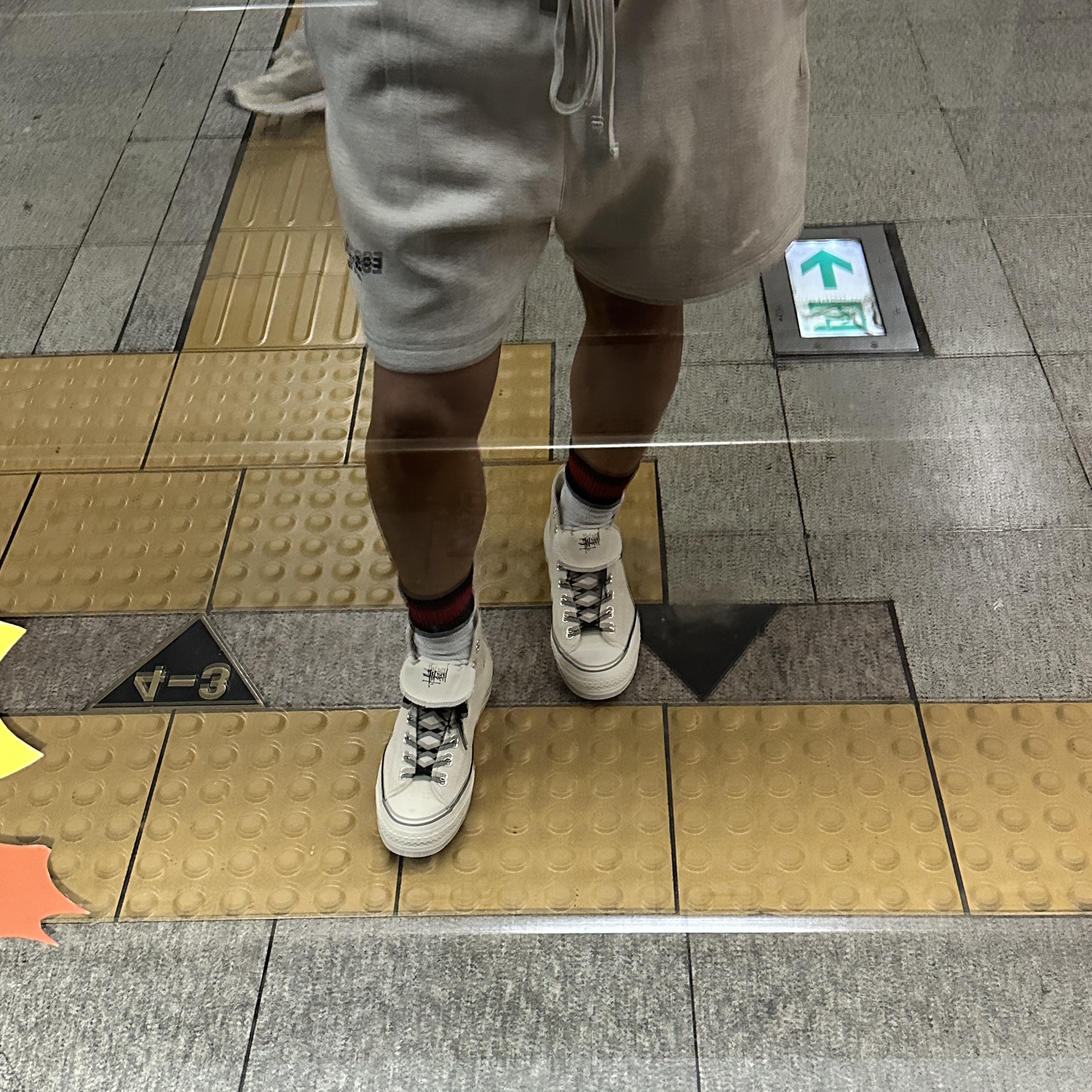 Converse x Stussy Chuck 70 High Natural Ivory, Essentials The Core Collection Sweatshorts Light Oatmeal 착용 스타일 - 1