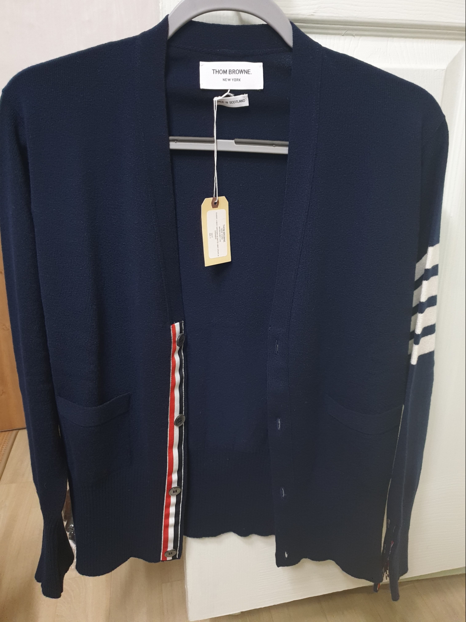Thom Browne Cashmere 4-Bar Cardigan Navy 착용 스타일