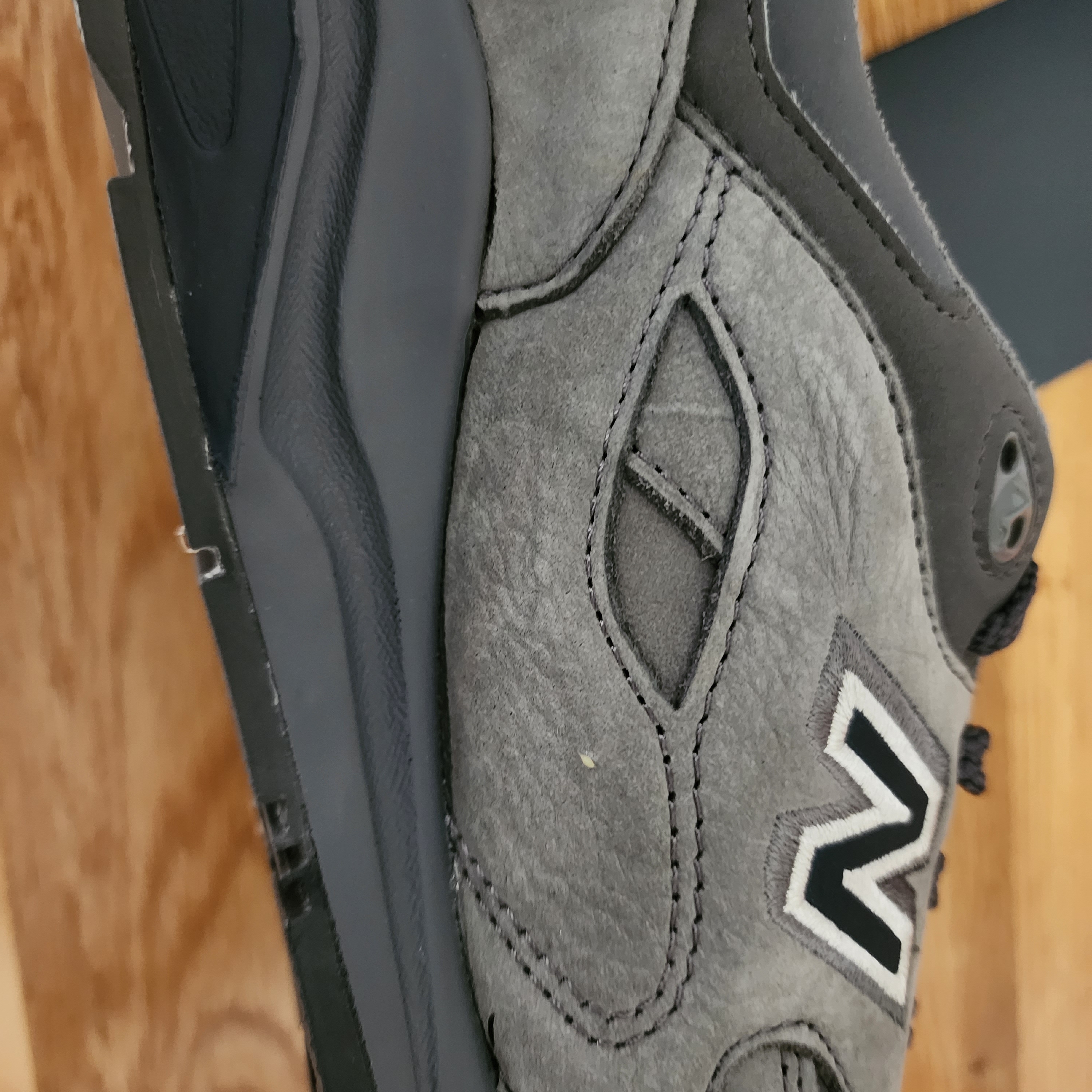 New Balance 1600 Dark Grey 착용 스타일 - 4