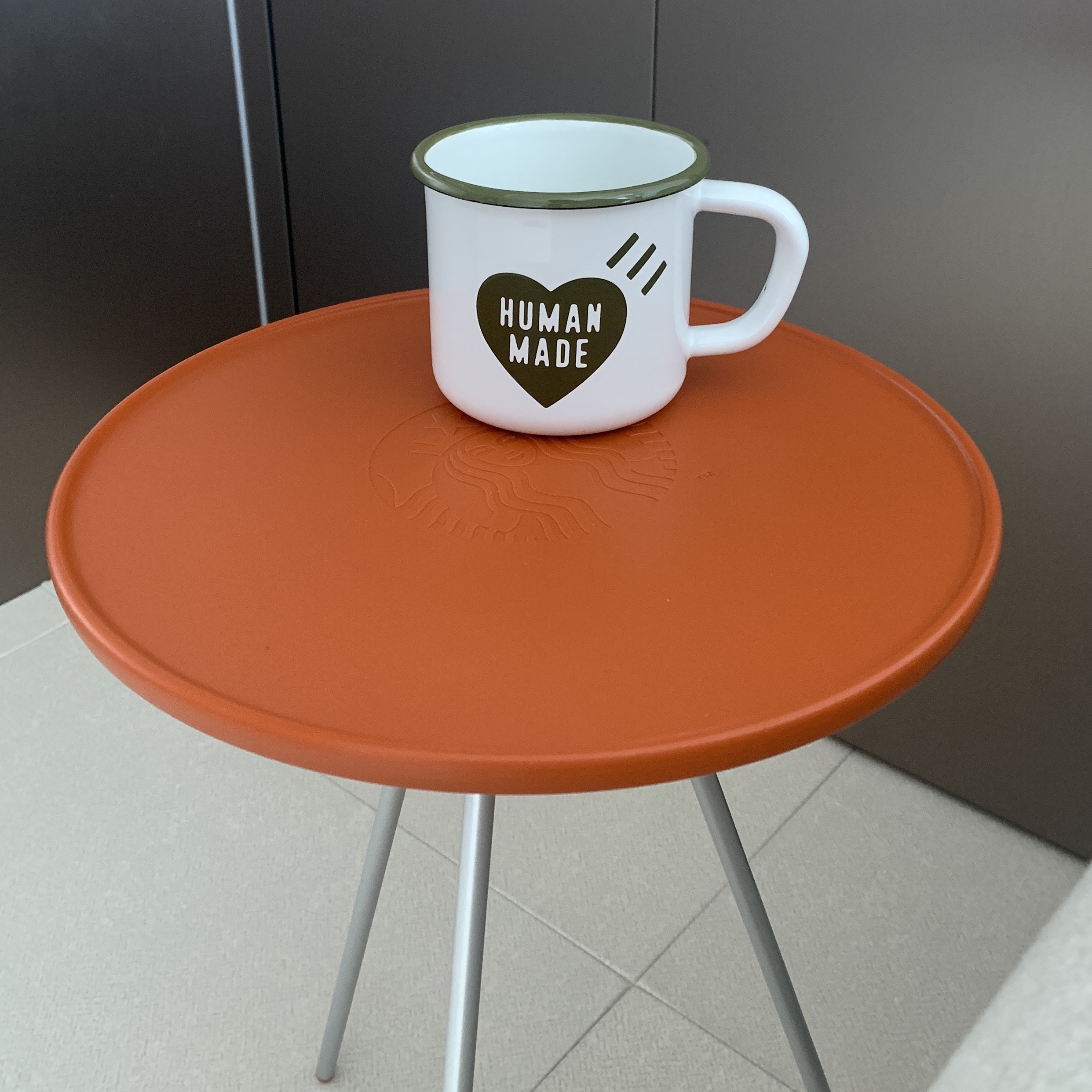 Starbucks x Helinox Side Table Brick Orange 착용 스타일
