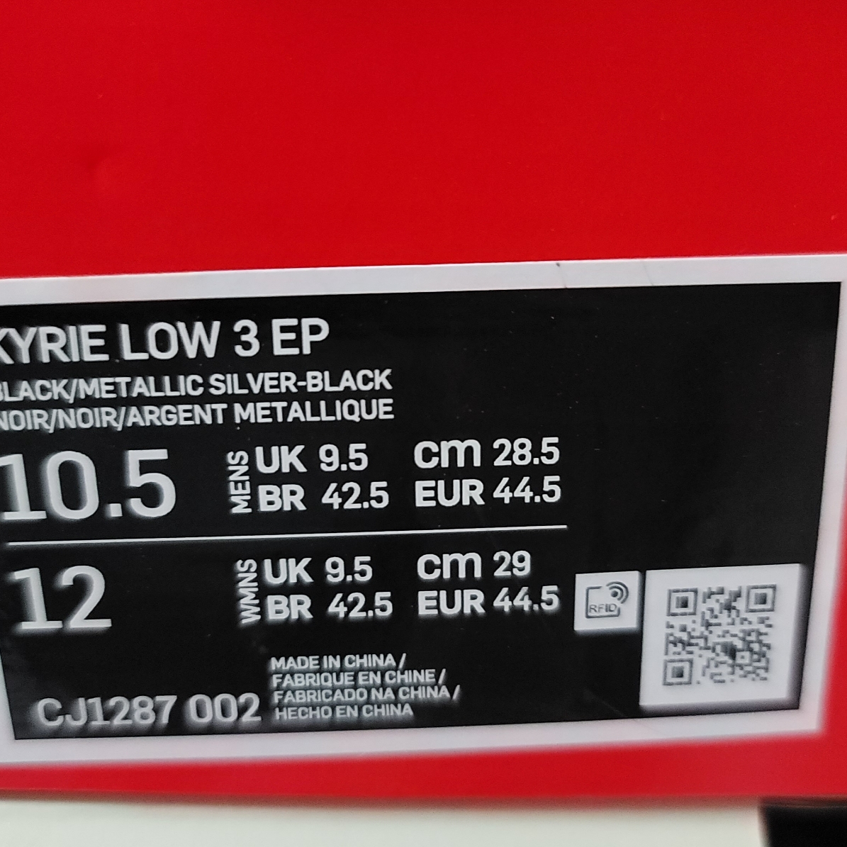 Nike Kyrie Low 3 EP Black Metallic Silver 착용 스타일 - 5