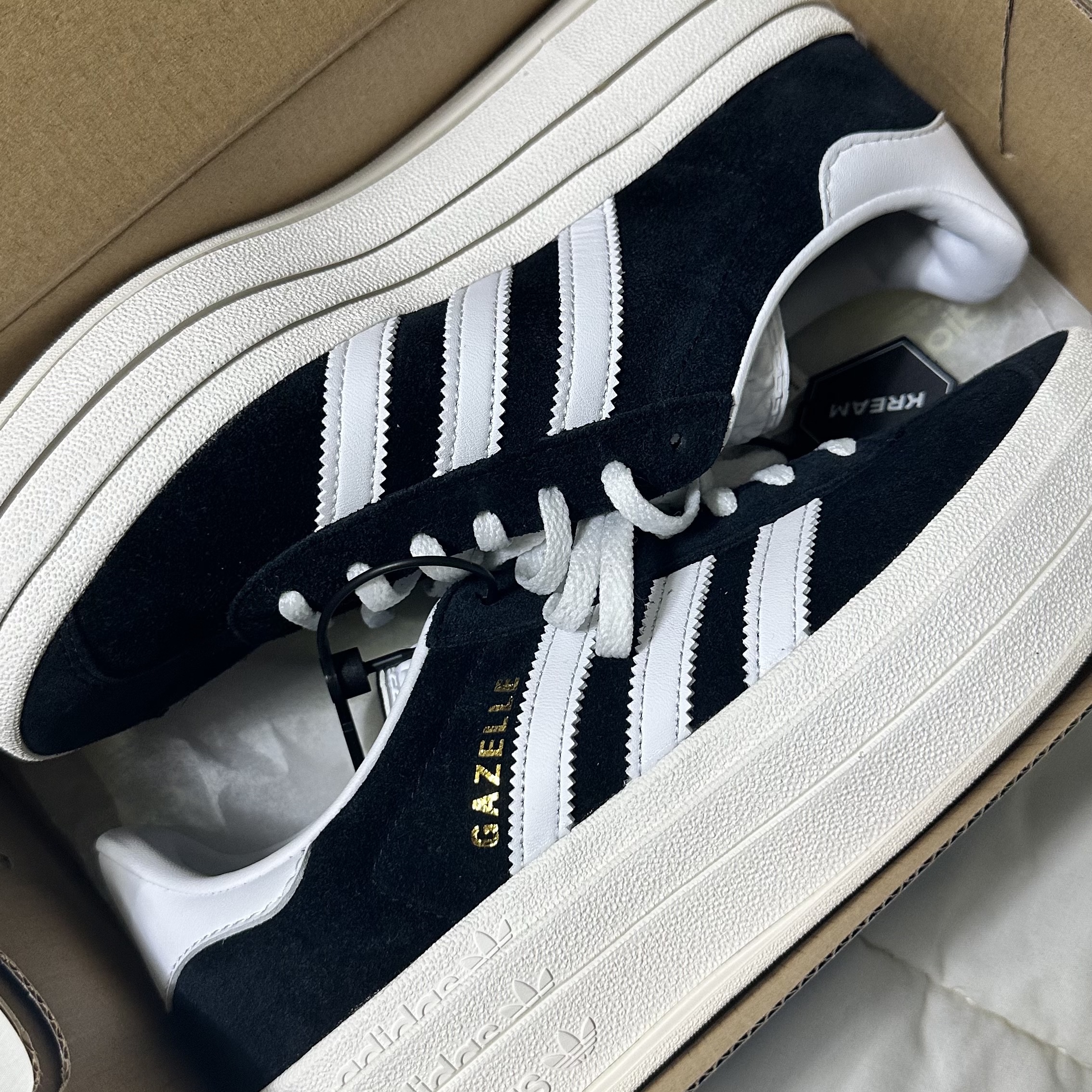 (W) Adidas Gazelle Bold Core Black Cloud White 착용 스타일