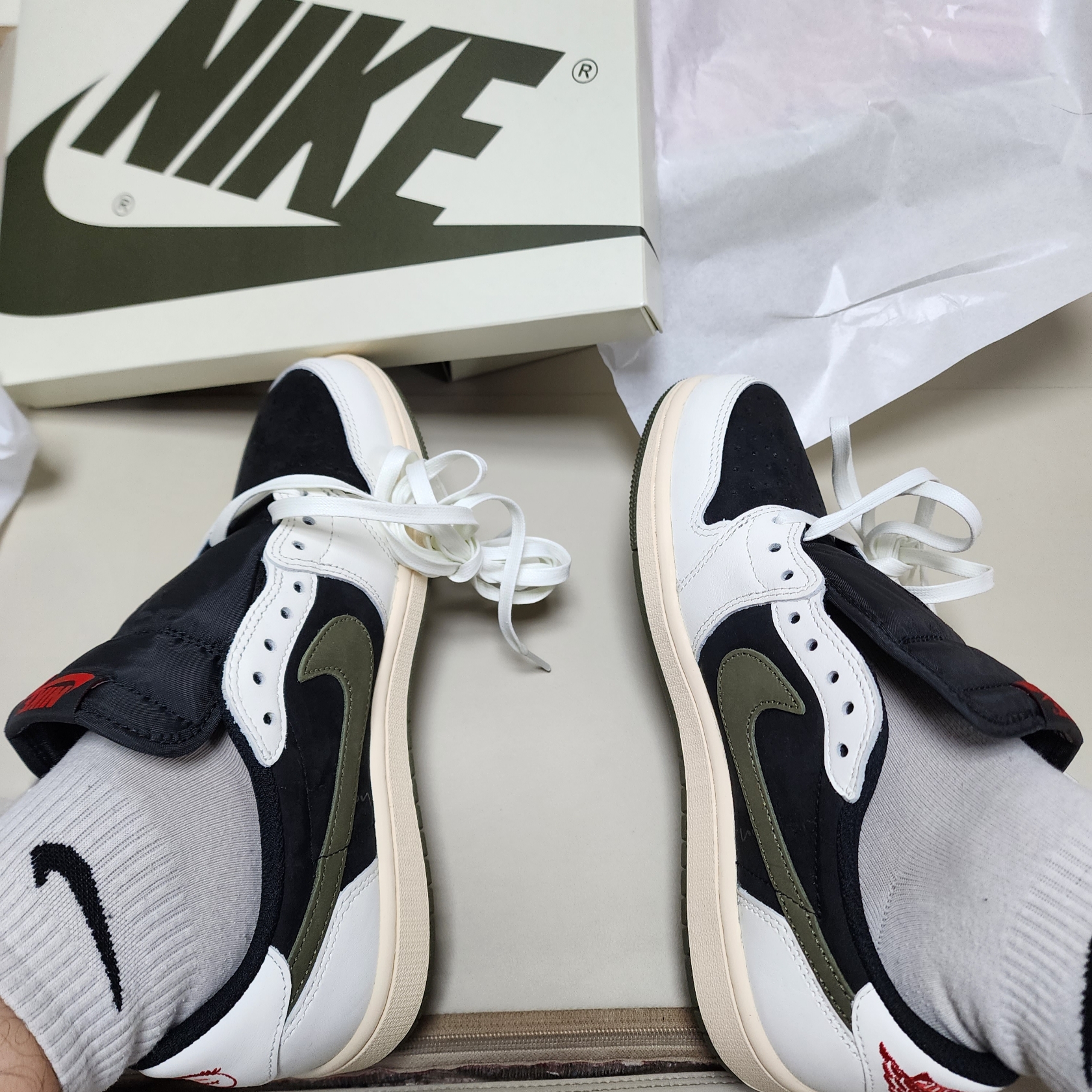 (W) Jordan 1 x Travis Scott Retro Low OG SP Medium Olive 착용 스타일 - 1