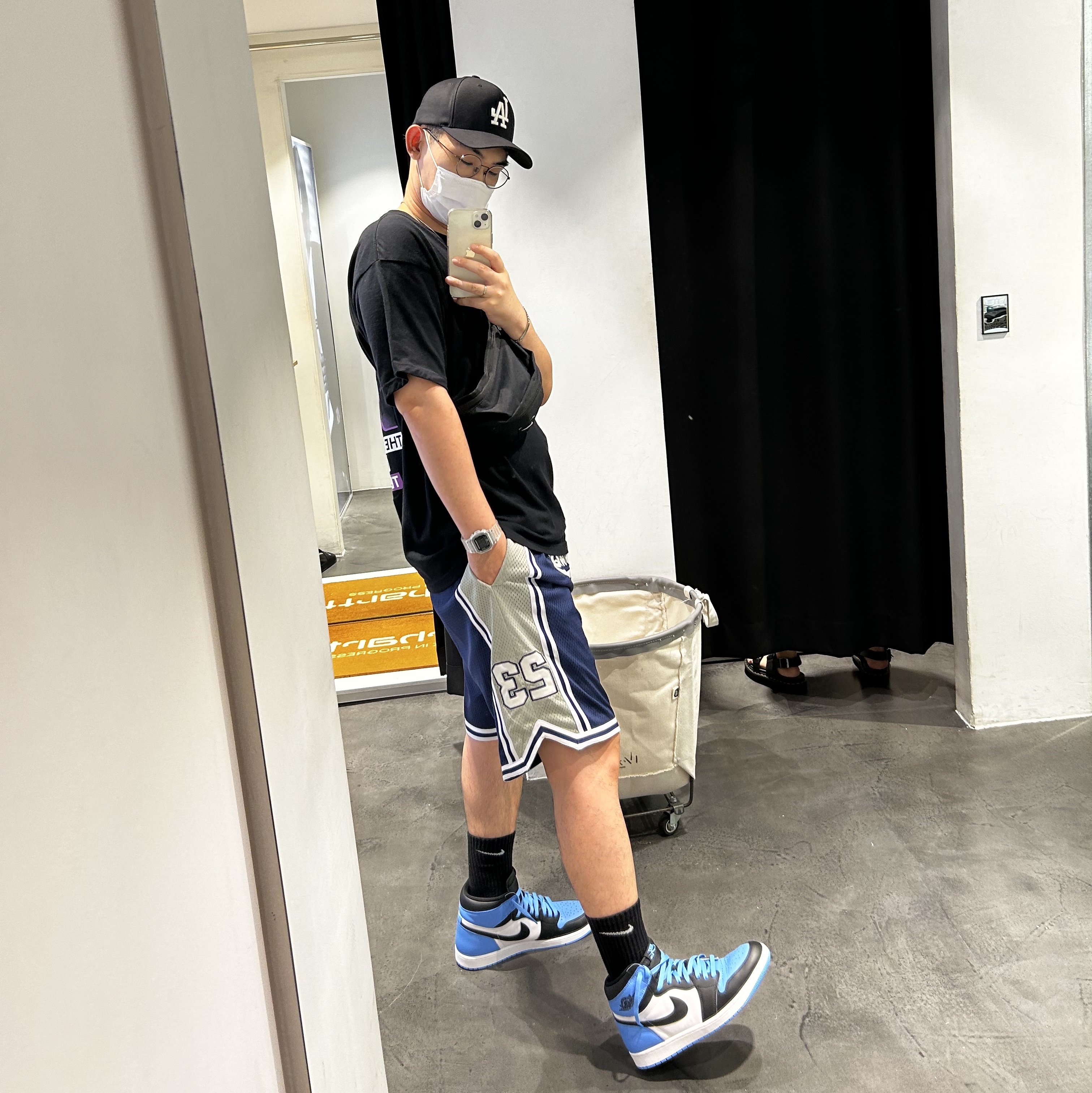 Jordan 1 Retro High OG University Blue, Casio G-Shock x Thisisneverthat DW-5600TINT23-7DF Skeleton 착용 스타일
