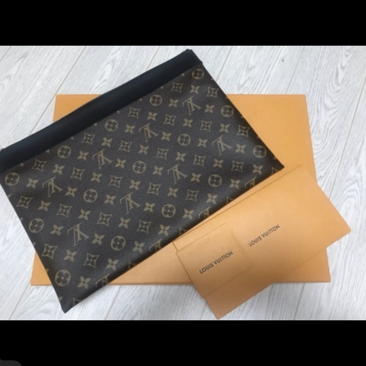 Louis Vuitton Discovery Pochette GM Monogram 착용 스타일