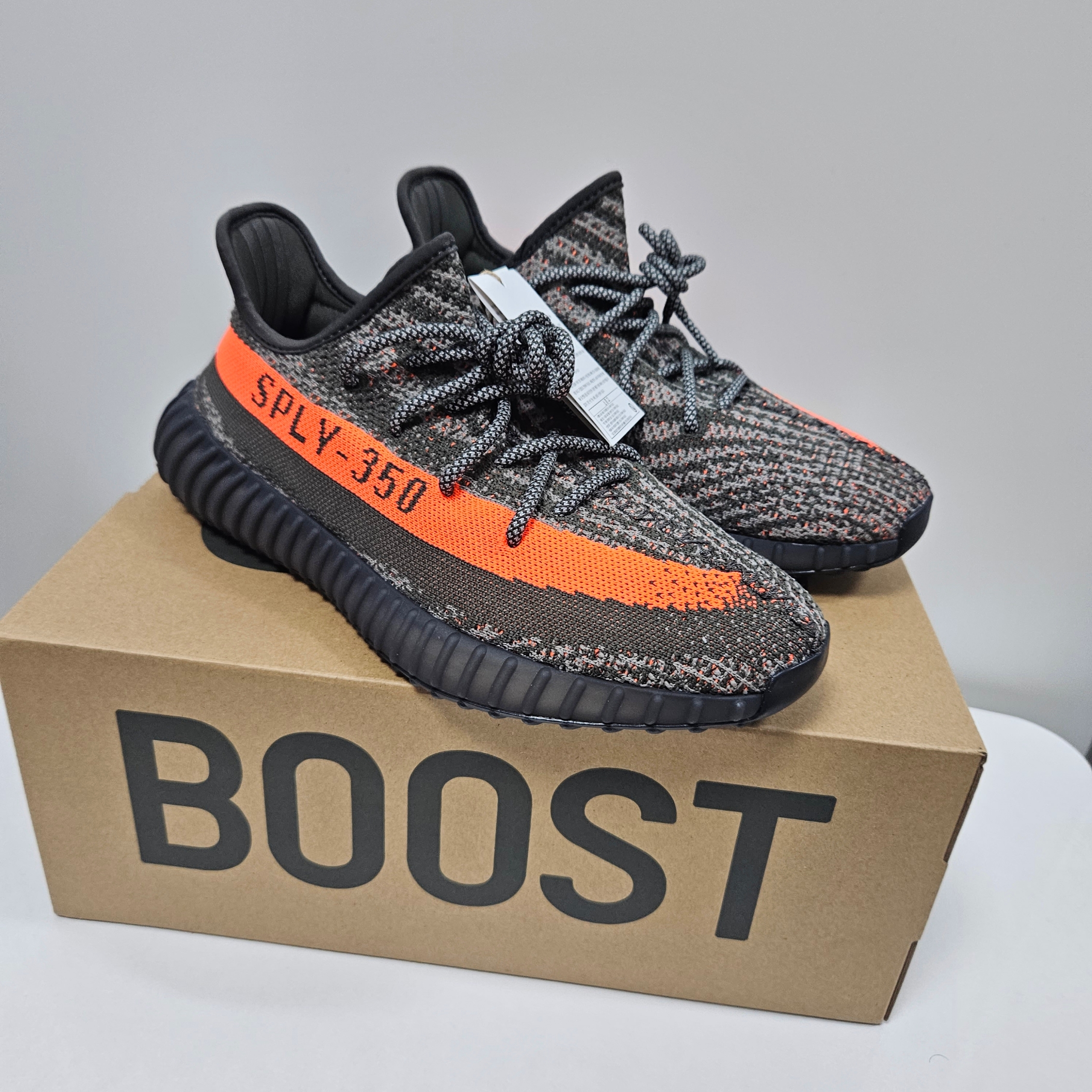 Adidas Yeezy Boost 350 V2 Carbon Beluga 착용 스타일 - 2