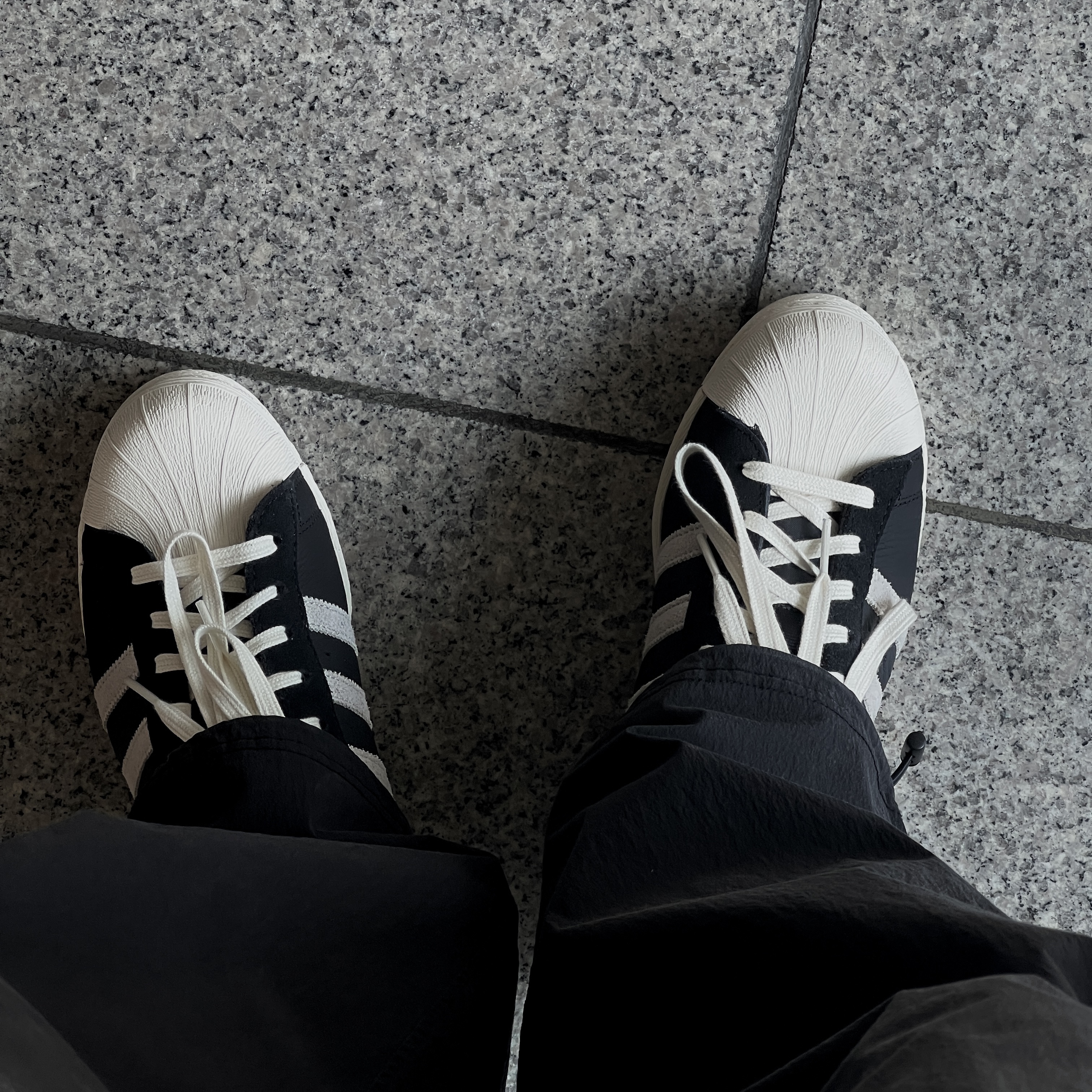 Adidas Superstar 82 Black White 착용 스타일