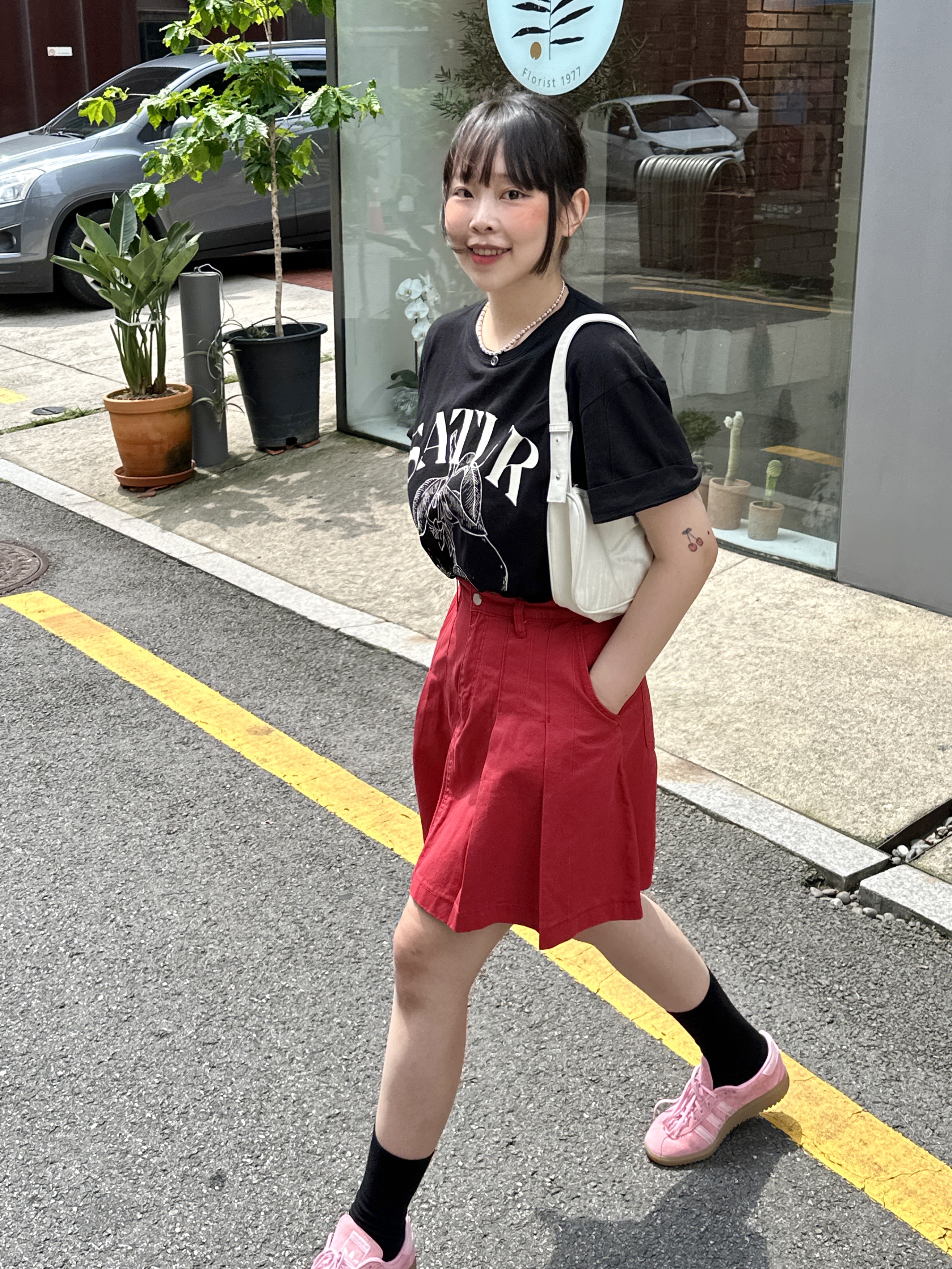 Adidas Bermuda Glow Pink 착용 스타일 - 1