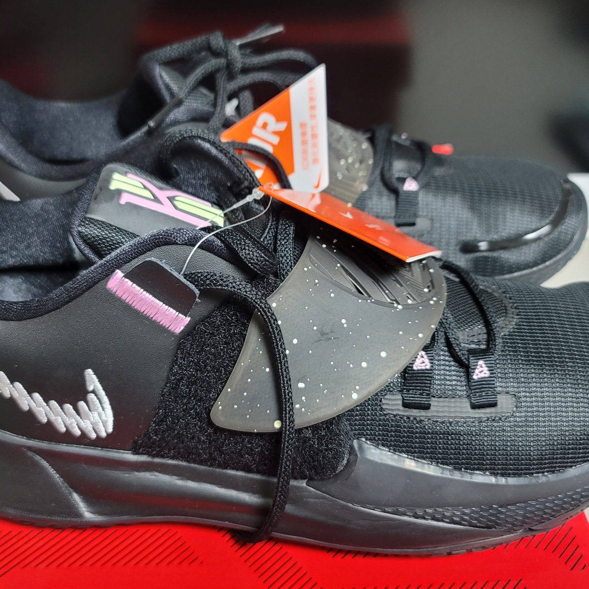 Nike Kyrie Low 3 EP Black Metallic Silver 착용 스타일 - 2