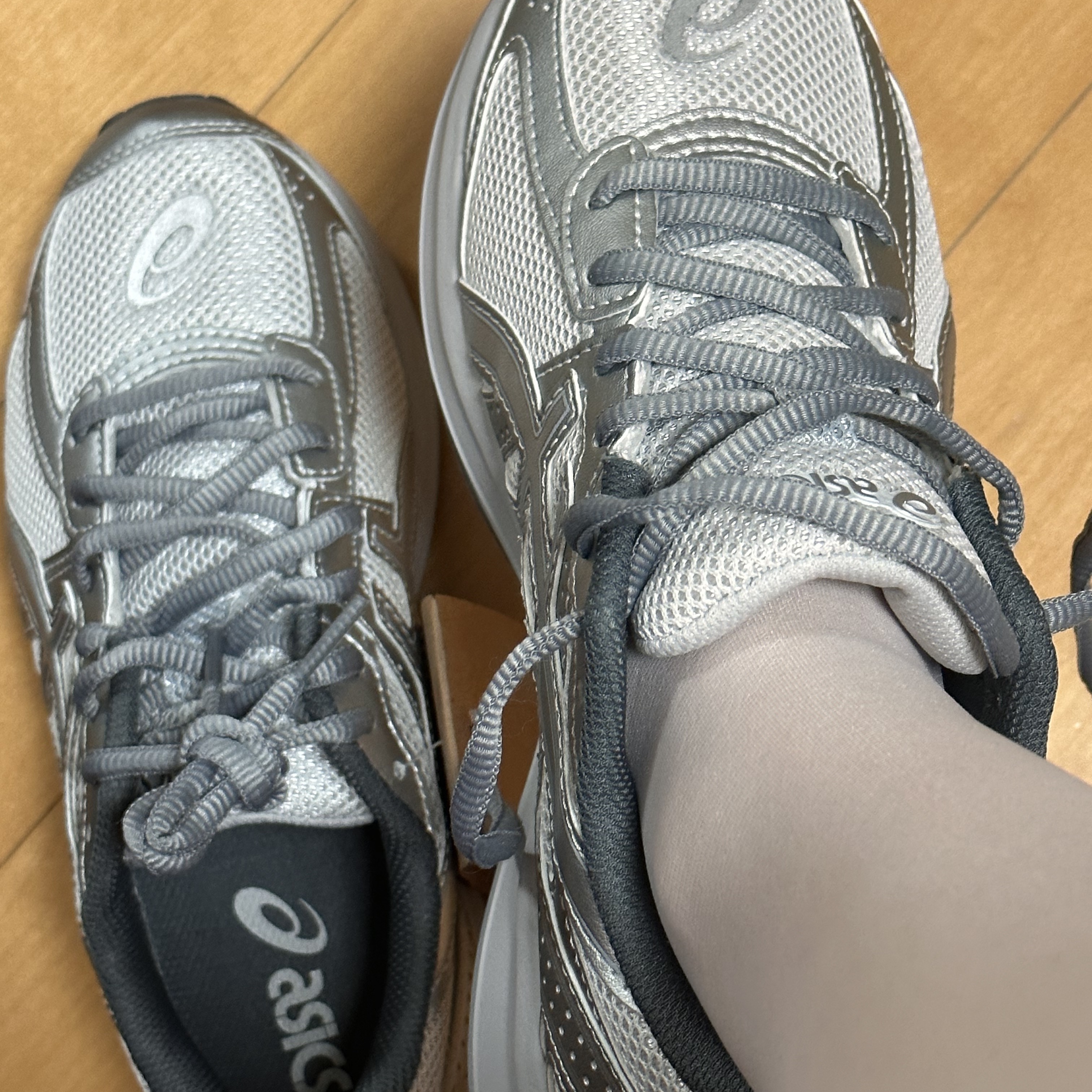 Asics Jog 100 S SMU Glacier Grey Pure Silver - 2E Wide 착용 스타일